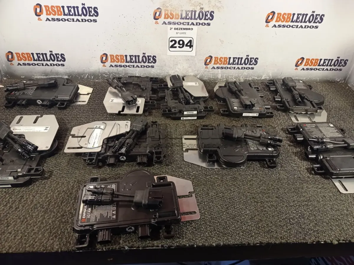 LOTE 293 - 01 BASE E 01 COPO DE LIQUIDIFICADOR INDUSTRIAL MARCAS E MODELOS DIVERSOS. (NO ESTADO) ATENÇÃO! FAZER A VISITAÇÃO ANTES DE ARREMATAR, NÃO SABEMOS SE FUNCIONA. LEILÃO NÃO TEM GARANTIA E NEM DEVOLUÇÃO, SUJEITO A POSSÍVEIS AVARIAS VISÍVEIS/OCULTAS E/OU AUSÊNCIA DE COMPONENTES.