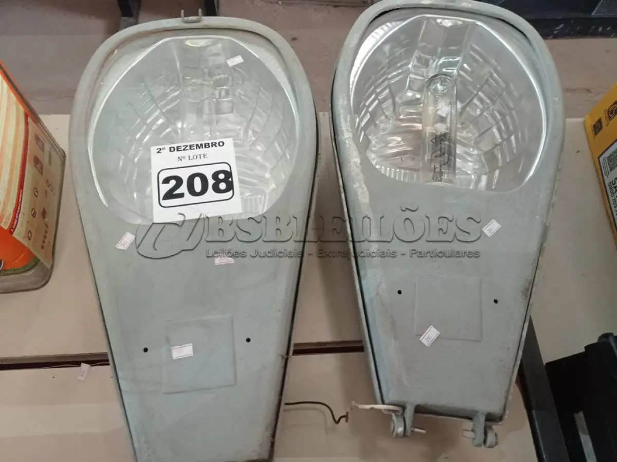 LOTE 208 - 02 LUMINÁRIAS DE PÁTIO. (NO ESTADO) ATENÇÃO! FAZER A VISITAÇÃO ANTES DE ARREMATAR, NÃO SABEMOS SE FUNCIONA. LEILÃO NÃO TEM GARANTIA E NEM DEVOLUÇÃO, SUJEITO A POSSÍVEIS AVARIAS VISÍVEIS/OCULTAS E/OU AUSÊNCIA DE COMPONENTES.