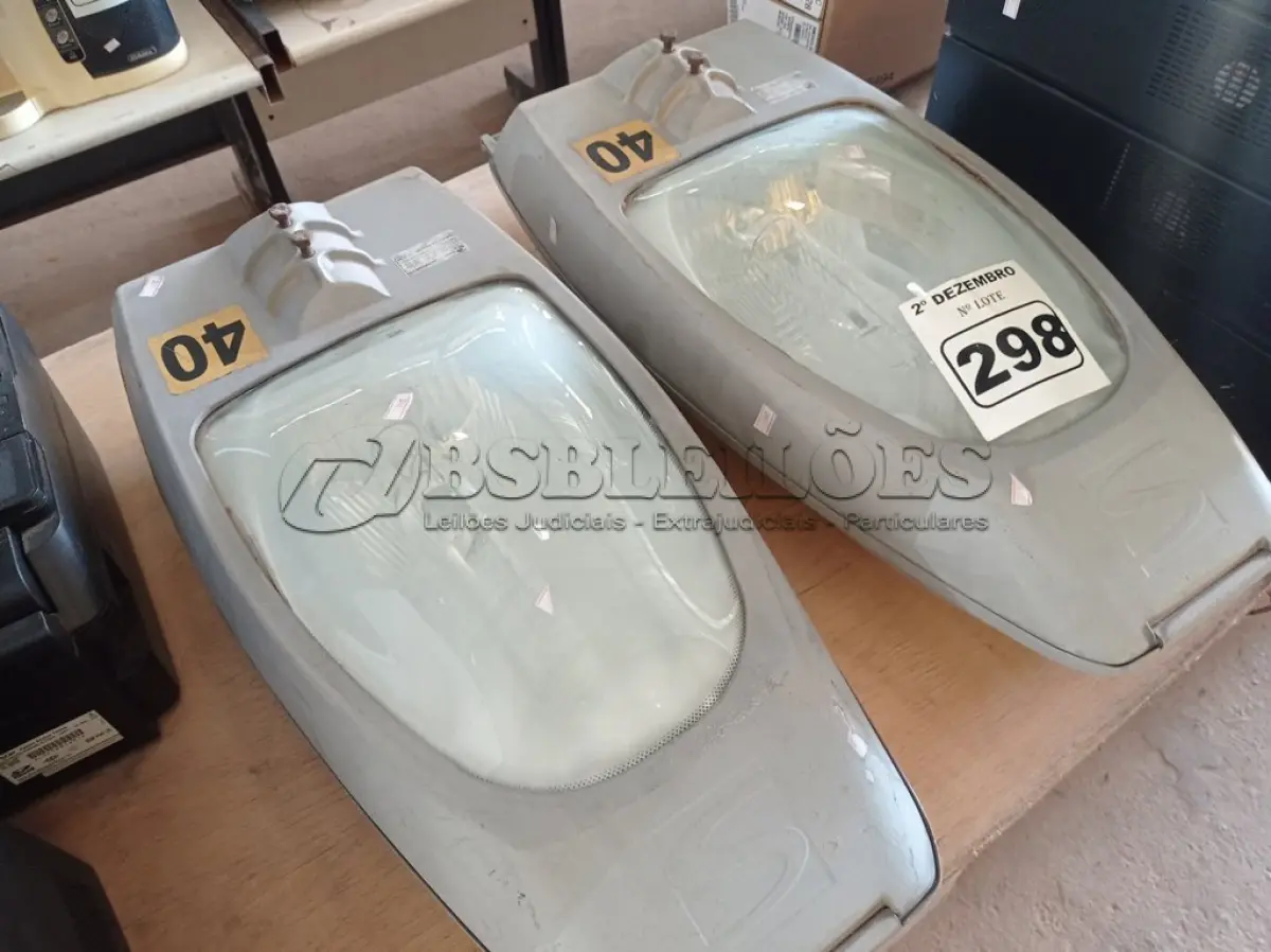LOTE 298 - 02 LUMINÁRIAS DE PÁTIO. (NO ESTADO) ATENÇÃO! FAZER A VISITAÇÃO ANTES DE ARREMATAR, NÃO SABEMOS SE FUNCIONA. LEILÃO NÃO TEM GARANTIA E NEM DEVOLUÇÃO, SUJEITO A POSSÍVEIS AVARIAS VISÍVEIS/OCULTAS E/OU AUSÊNCIA DE COMPONENTES.