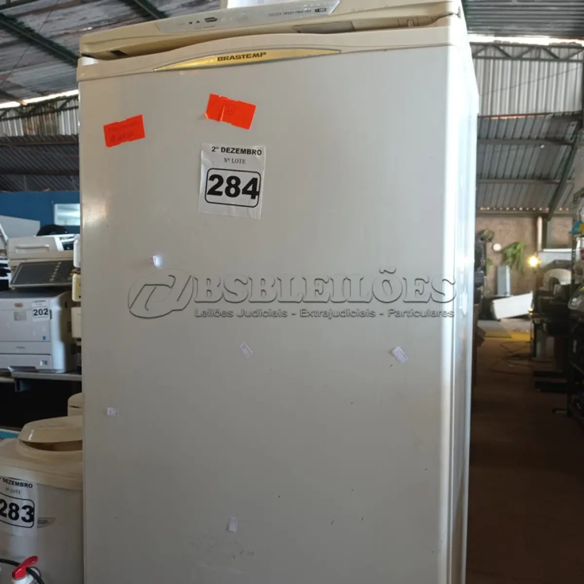 LOTE 284 - 01 FREEZER VERTICAL MARCA BRASTEMP 220V. (NO ESTADO) ATENÇÃO! FAZER A VISITAÇÃO ANTES DE ARREMATAR, NÃO SABEMOS SE FUNCIONA. LEILÃO NÃO TEM GARANTIA E NEM DEVOLUÇÃO, SUJEITO A POSSÍVEIS AVARIAS VISÍVEIS/OCULTAS E/OU AUSÊNCIA DE COMPONENTES.