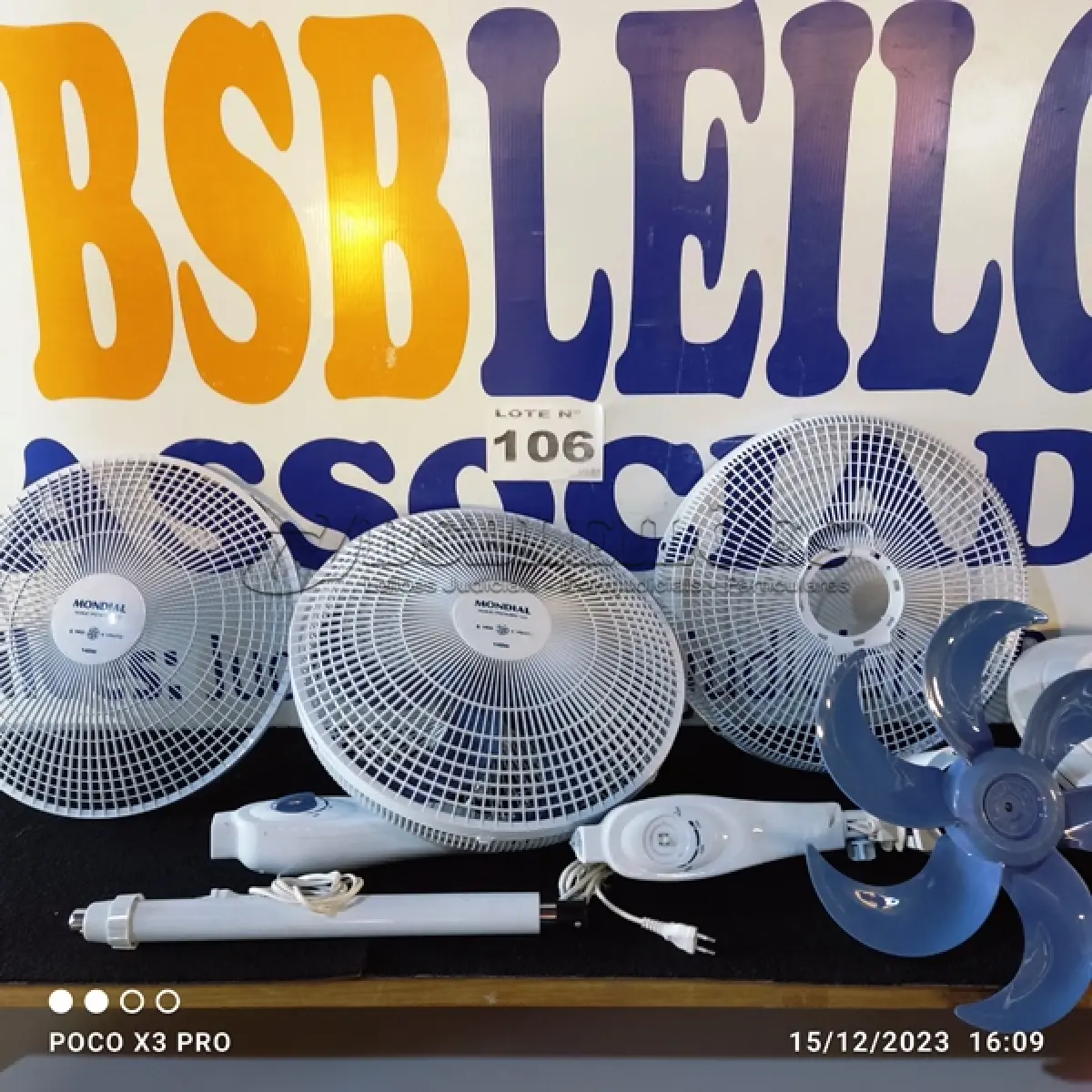 LOTE 106 - 02 – VENTILADORES DE COLUNAS (NO ESTADO, NÃO SABEMOS SE FUNCIONA. LEILÃO NÃO TEM GARANTIA E NEM DEVOLUÇÃO, SUJEITO A POSSÍVEIS AVARIAS VISÍVEIS/OCULTAS E/OU AUSÊNCIA DE COMPONENTES)