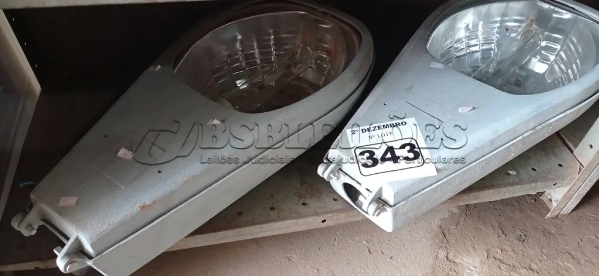 LOTE 343 - 02 LUMINÁRIAS PÚBLICAS DE POSTE. (NO ESTADO) ATENÇÃO! FAZER A VISITAÇÃO ANTES DE ARREMATAR, NÃO SABEMOS SE FUNCIONA. LEILÃO NÃO TEM GARANTIA E NEM DEVOLUÇÃO, SUJEITO A POSSÍVEIS AVARIAS VISÍVEIS/OCULTAS E/OU AUSÊNCIA DE COMPONENTES.