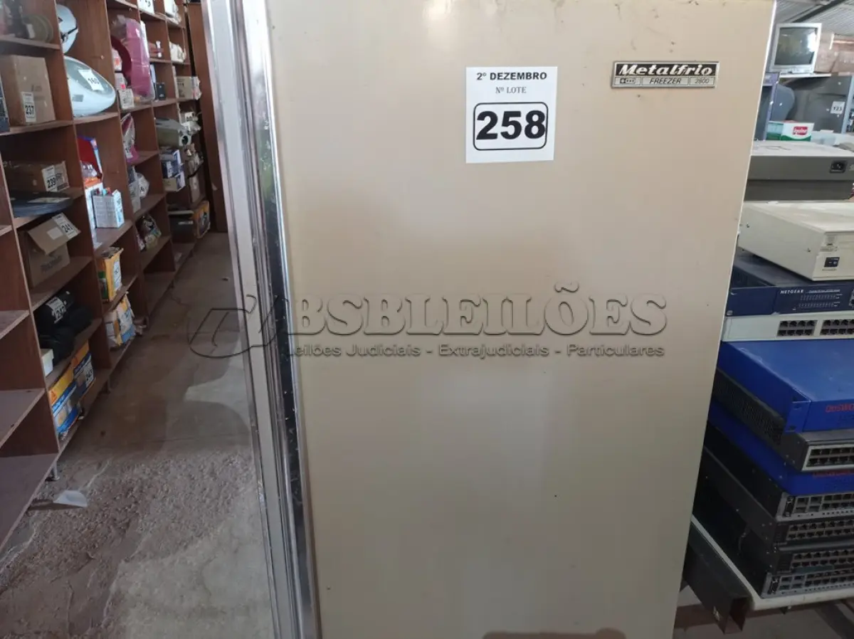 LOTE 258 - 01 FREEZER VERTICAL MARCA METALFRIO 220V. (NO ESTADO) ATENÇÃO! FAZER A VISITAÇÃO ANTES DE ARREMATAR, NÃO SABEMOS SE FUNCIONA. LEILÃO NÃO TEM GARANTIA E NEM DEVOLUÇÃO, SUJEITO A POSSÍVEIS AVARIAS VISÍVEIS/OCULTAS E/OU AUSÊNCIA DE COMPONENTES.