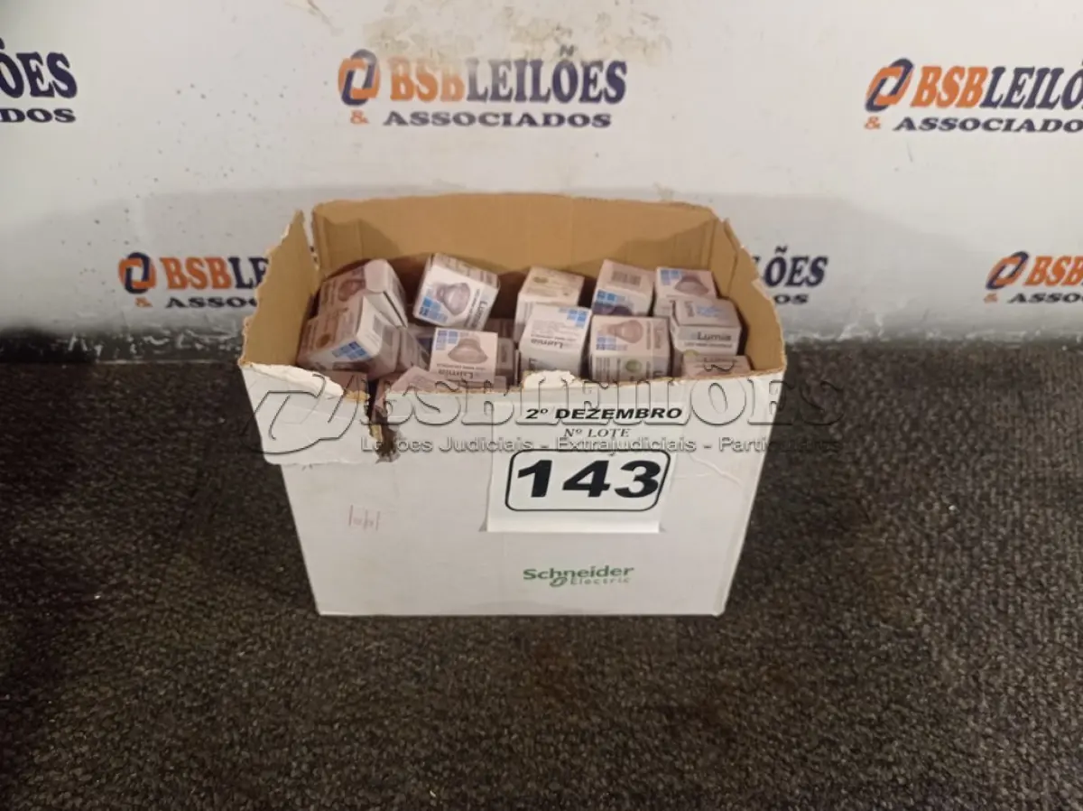 LOTE 143 - 01 LOTE COM APROXIMADAMENTE 80 LÂMPADAS DICROICA 1W 220V. (NO ESTADO) ATENÇÃO! FAZER A VISITAÇÃO ANTES DE ARREMATAR, NÃO SABEMOS SE FUNCIONA. LEILÃO NÃO TEM GARANTIA E NEM DEVOLUÇÃO, SUJEITO A POSSÍVEIS AVARIAS VISÍVEIS/OCULTAS E/OU AUSÊNCIA DE COMPONENTES.