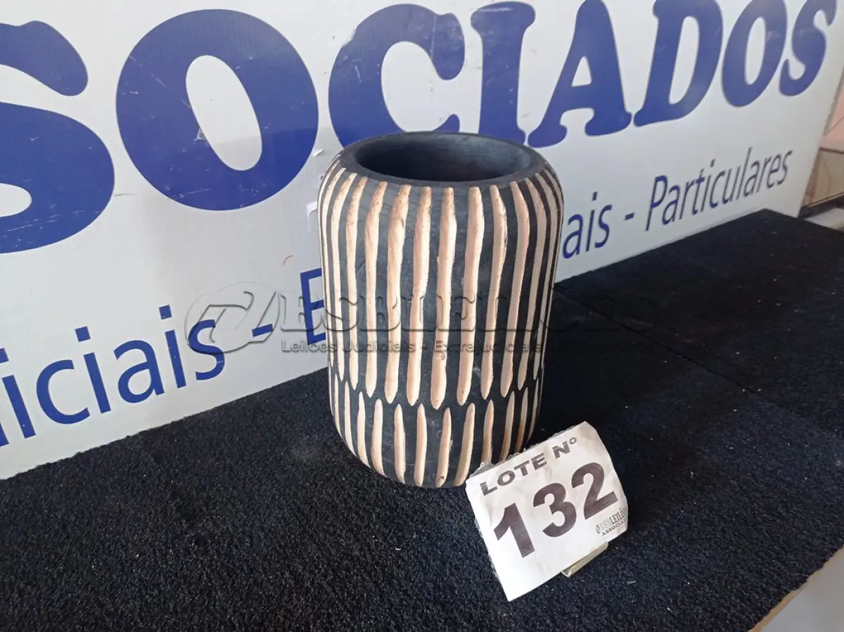 LOTE 132 - 01 - VASO DE MADEIRA TRABALHADA (NO ESTADO, NÃO SABEMOS SE FUNCIONA. LEILÃO NÃO TEM GARANTIA E NEM DEVOLUÇÃO, SUJEITO A POSSÍVEIS AVARIAS VISÍVEIS/OCULTAS E/OU AUSÊNCIA DE COMPONENTES)
