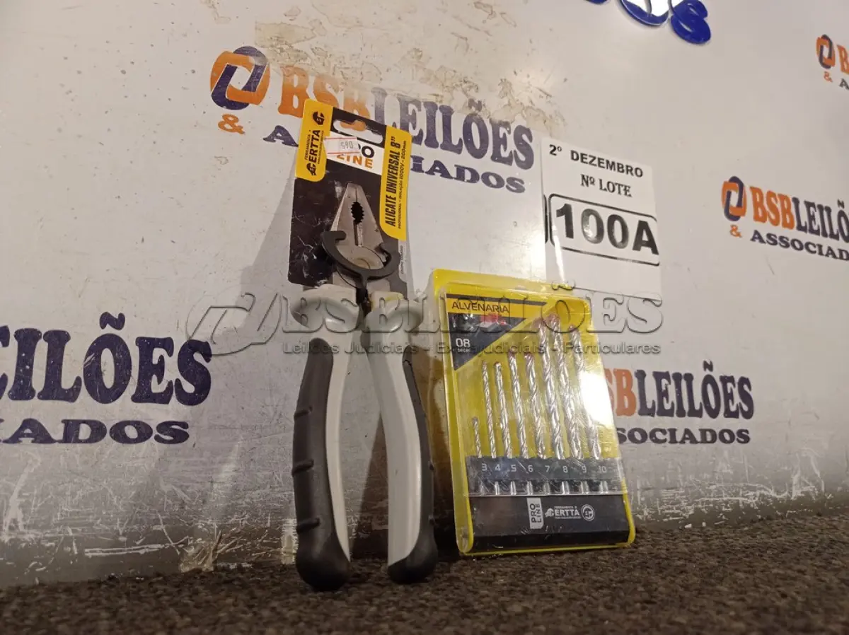 LOTE 100 - 01 KIT DE BROCAS E 01 ALICATE UNIVERSAL 8”. (NO ESTADO) ATENÇÃO! FAZER A VISITAÇÃO ANTES DE ARREMATAR, NÃO SABEMOS SE FUNCIONA. LEILÃO NÃO TEM GARANTIA E NEM DEVOLUÇÃO, SUJEITO A POSSÍVEIS AVARIAS VISÍVEIS/OCULTAS E/OU AUSÊNCIA DE COMPONENTES.