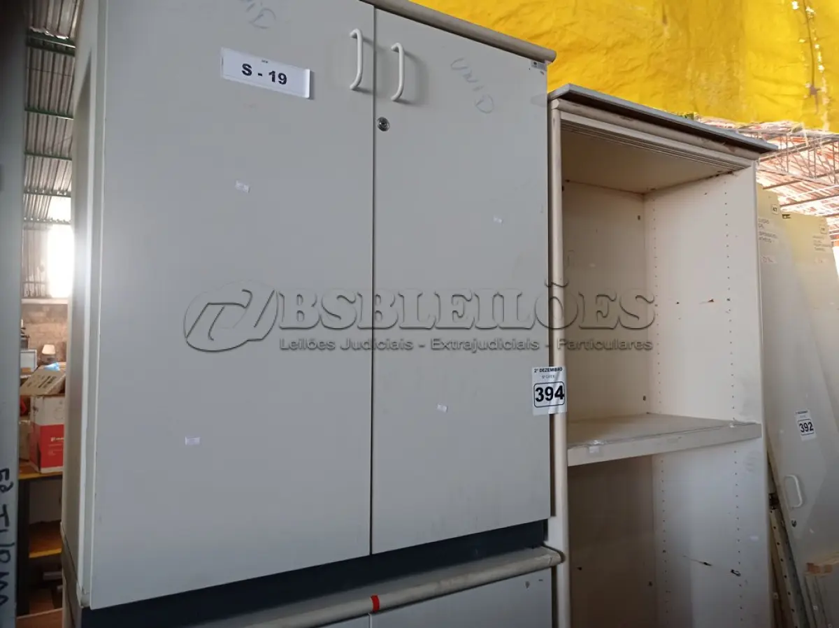 LOTE 394 - 02 ARMÁRIOS BAIXOS E 01 ARMÁRIO ALTO EM MADEIRA INCOMPLETO. (NO ESTADO) ATENÇÃO! FAZER A VISITAÇÃO ANTES DE ARREMATAR, NÃO SABEMOS SE FUNCIONA. LEILÃO NÃO TEM GARANTIA E NEM DEVOLUÇÃO, SUJEITO A POSSÍVEIS AVARIAS VISÍVEIS/OCULTAS E/OU AUSÊNCIA DE COMPONENTES.