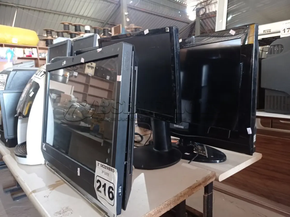 LOTE 216 - 01 ALL IN ONE, 01 TV E 01 MONITOR MARCAS E MODELOS DIVERSOS PARA RETIRADA DE PEÇAS. (NO ESTADO) ATENÇÃO! FAZER A VISITAÇÃO ANTES DE ARREMATAR, NÃO SABEMOS SE FUNCIONA. LEILÃO NÃO TEM GARANTIA E NEM DEVOLUÇÃO, SUJEITO A POSSÍVEIS AVARIAS VISÍVEIS/OCULTAS E/OU AUSÊNCIA DE COMPONENTES.