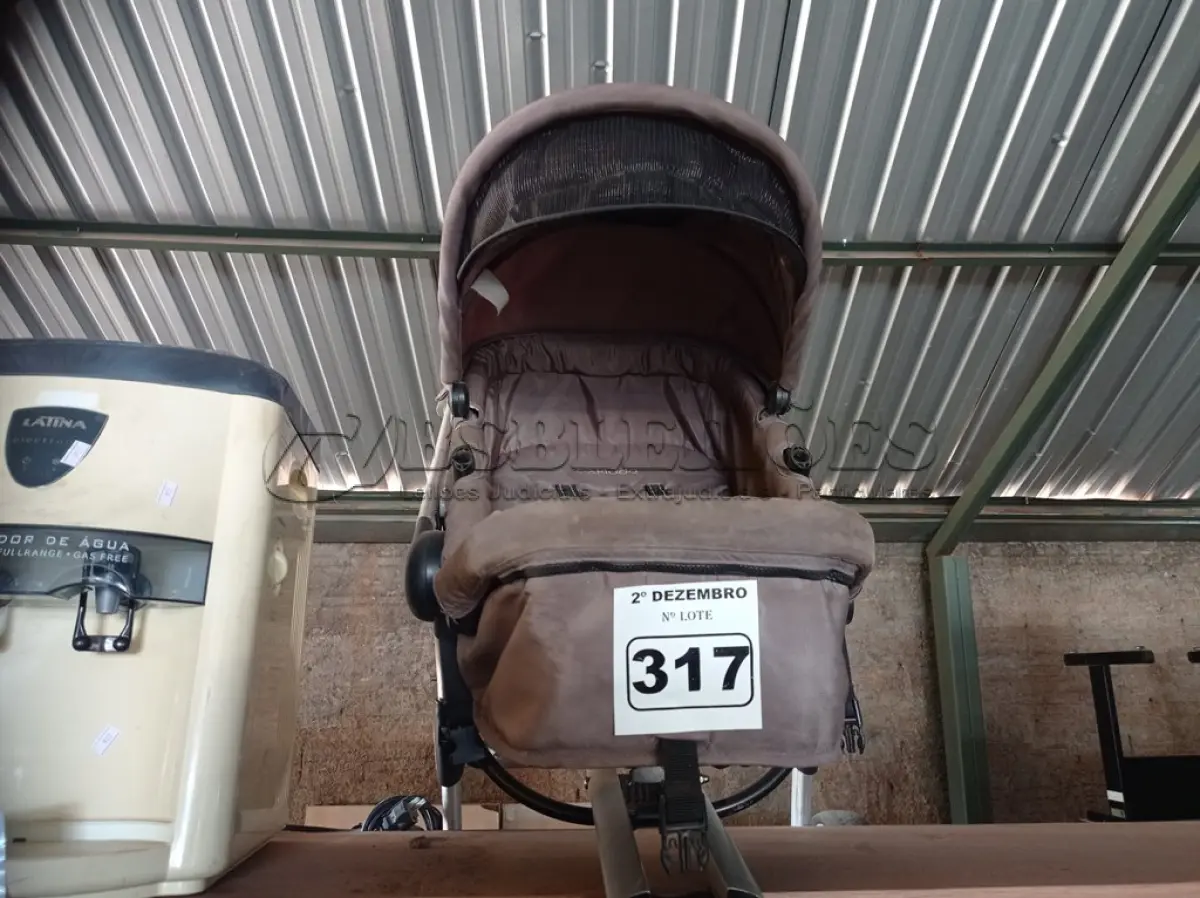 LOTE 317 - 01 CARRINHO DE BEBE. (NO ESTADO) ATENÇÃO! FAZER A VISITAÇÃO ANTES DE ARREMATAR, NÃO SABEMOS SE FUNCIONA. LEILÃO NÃO TEM GARANTIA E NEM DEVOLUÇÃO, SUJEITO A POSSÍVEIS AVARIAS VISÍVEIS/OCULTAS E/OU AUSÊNCIA DE COMPONENTES.