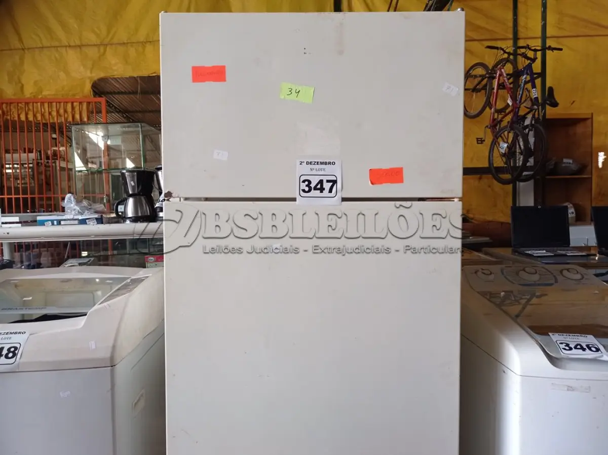 LOTE 347 - 01 GELADEIRA MARCA BRASTEMP 220V. (NO ESTADO) ATENÇÃO! FAZER A VISITAÇÃO ANTES DE ARREMATAR, NÃO SABEMOS SE FUNCIONA. LEILÃO NÃO TEM GARANTIA E NEM DEVOLUÇÃO, SUJEITO A POSSÍVEIS AVARIAS VISÍVEIS/OCULTAS E/OU AUSÊNCIA DE COMPONENTES.