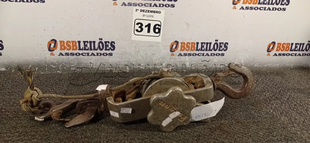 LOTE 316 - 01 TALHA MANUAL DE CABO DE AÇO. (NO ESTADO) ATENÇÃO! FAZER A VISITAÇÃO ANTES DE ARREMATAR, NÃO SABEMOS SE FUNCIONA. LEILÃO NÃO TEM GARANTIA E NEM DEVOLUÇÃO, SUJEITO A POSSÍVEIS AVARIAS VISÍVEIS/OCULTAS E/OU AUSÊNCIA DE COMPONENTES.