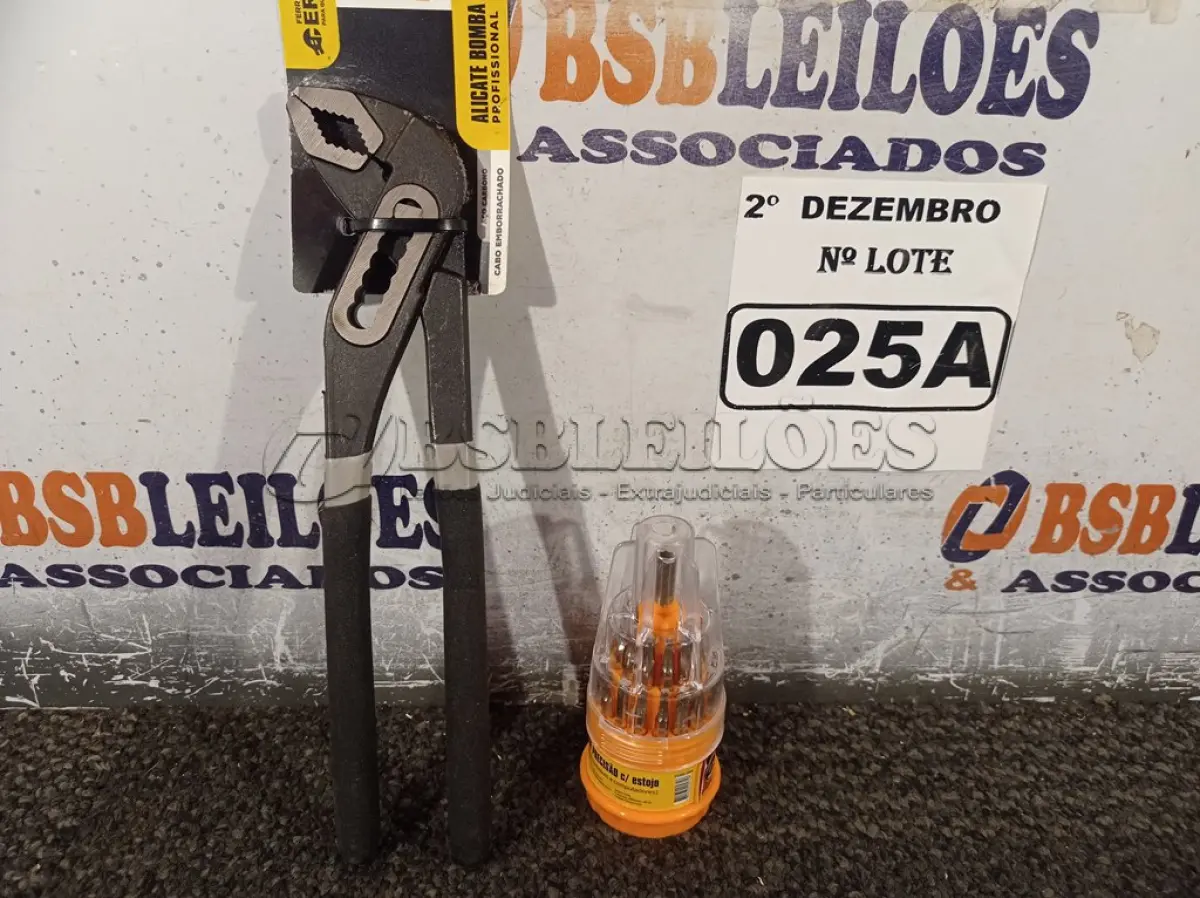 LOTE 025 - 01 ALICATE BOMBA D’AGUA 10” E 01 KIT DE CHAVES DE PRECISÃO. (NO ESTADO) ATENÇÃO! FAZER A VISITAÇÃO ANTES DE ARREMATAR, NÃO SABEMOS SE FUNCIONA. LEILÃO NÃO TEM GARANTIA E NEM DEVOLUÇÃO, SUJEITO A POSSÍVEIS AVARIAS VISÍVEIS/OCULTAS E/OU AUSÊNCIA DE COMPONENTES.