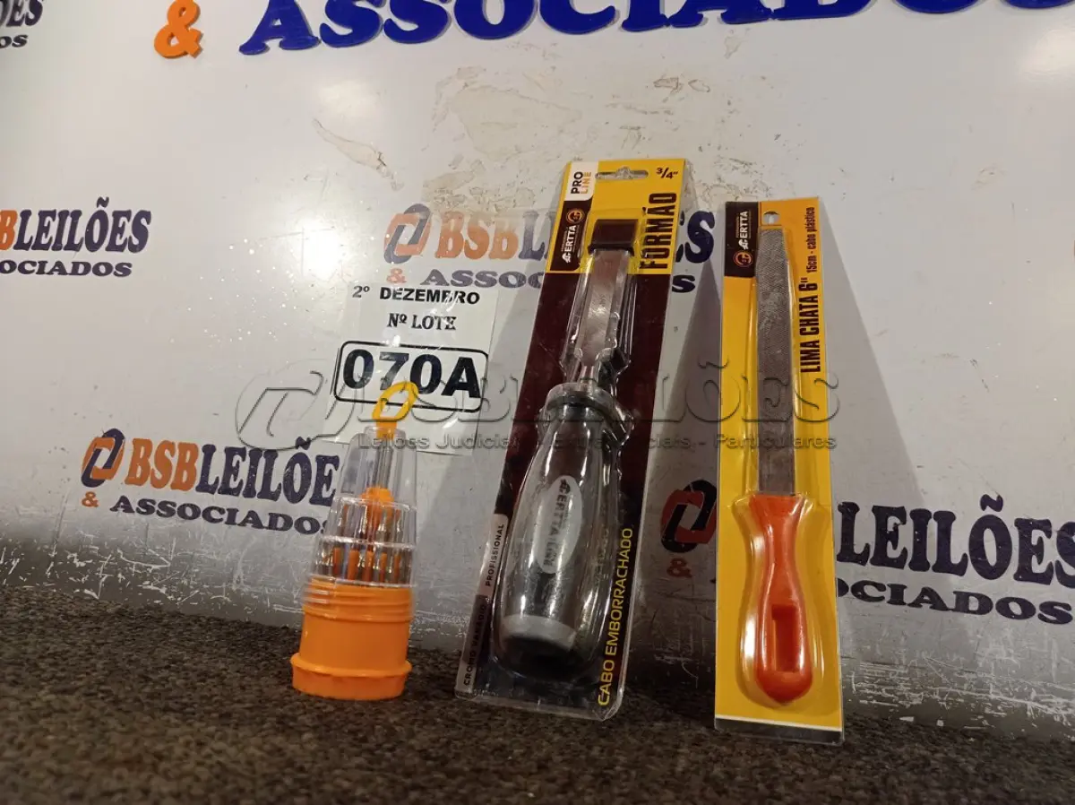 LOTE 070 - 01 FORMÃO, 01 LIMA CHATA 6” E 01 KIT DE CHAVES DE PRECISÃO. (NO ESTADO) ATENÇÃO! FAZER A VISITAÇÃO ANTES DE ARREMATAR, NÃO SABEMOS SE FUNCIONA. LEILÃO NÃO TEM GARANTIA E NEM DEVOLUÇÃO, SUJEITO A POSSÍVEIS AVARIAS VISÍVEIS/OCULTAS E/OU AUSÊNCIA DE COMPONENTES.