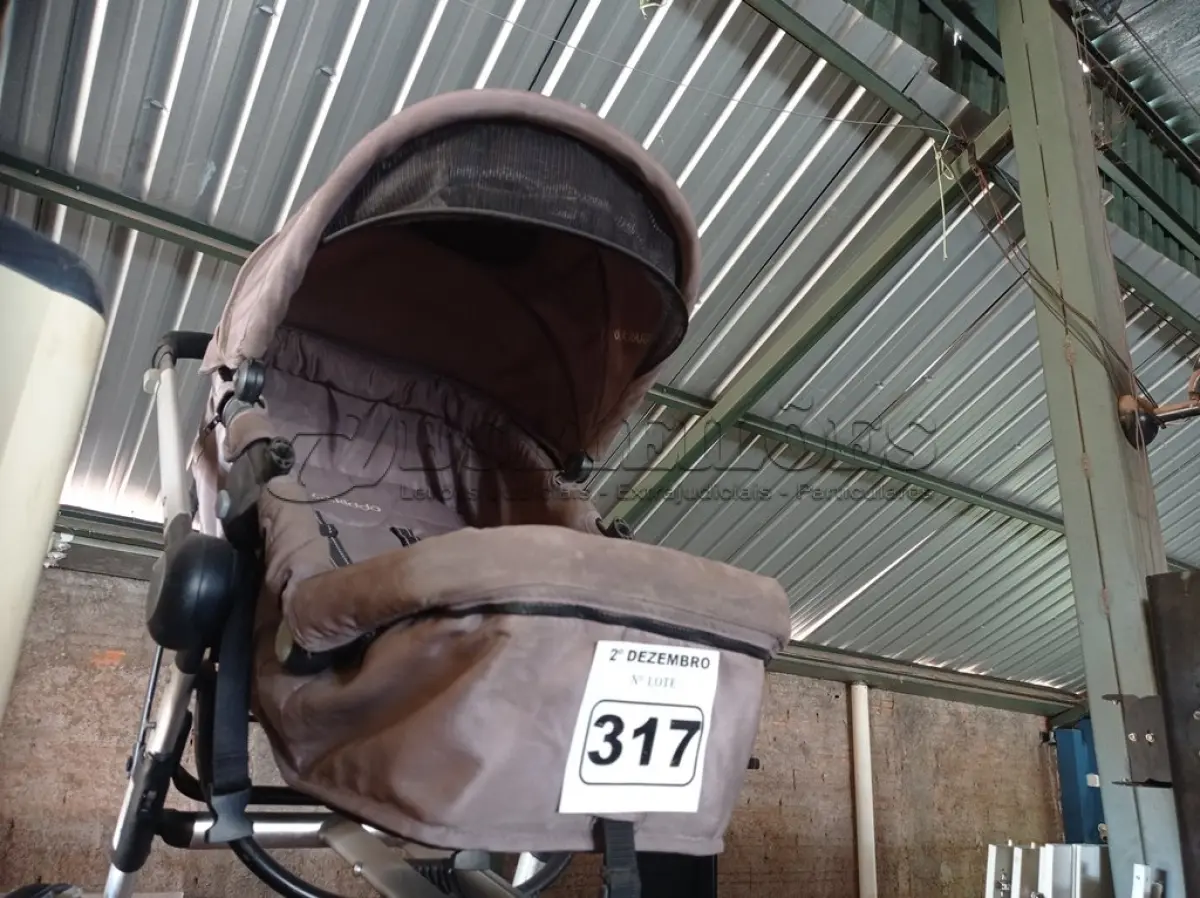 LOTE 317 - 01 CARRINHO DE BEBE. (NO ESTADO) ATENÇÃO! FAZER A VISITAÇÃO ANTES DE ARREMATAR, NÃO SABEMOS SE FUNCIONA. LEILÃO NÃO TEM GARANTIA E NEM DEVOLUÇÃO, SUJEITO A POSSÍVEIS AVARIAS VISÍVEIS/OCULTAS E/OU AUSÊNCIA DE COMPONENTES.