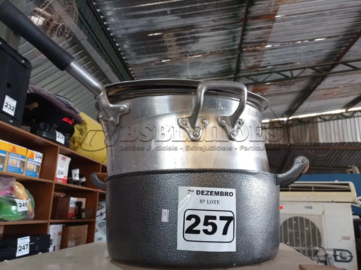 LOTE 257 - 02 PANELAS GRANDES 40CM COM TAMPA E 01 FRIGIDEIRA GRANDE 40CM COM TAMPA. (NO ESTADO) ATENÇÃO! FAZER A VISITAÇÃO ANTES DE ARREMATAR, NÃO SABEMOS SE FUNCIONA. LEILÃO NÃO TEM GARANTIA E NEM DEVOLUÇÃO, SUJEITO A POSSÍVEIS AVARIAS VISÍVEIS/OCULTAS E/OU AUSÊNCIA DE COMPONENTES.
