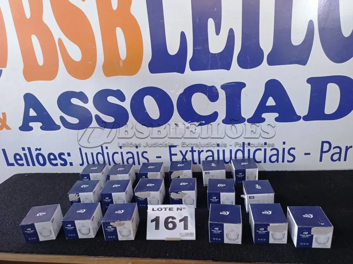 LOTE 161 - 18 – MINI BOMBONIERE EM VIDRO (NO ESTADO, NÃO SABEMOS SE FUNCIONA. LEILÃO NÃO TEM GARANTIA E NEM DEVOLUÇÃO, SUJEITO A POSSÍVEIS AVARIAS VISÍVEIS/OCULTAS E/OU AUSÊNCIA DE COMPONENTES)