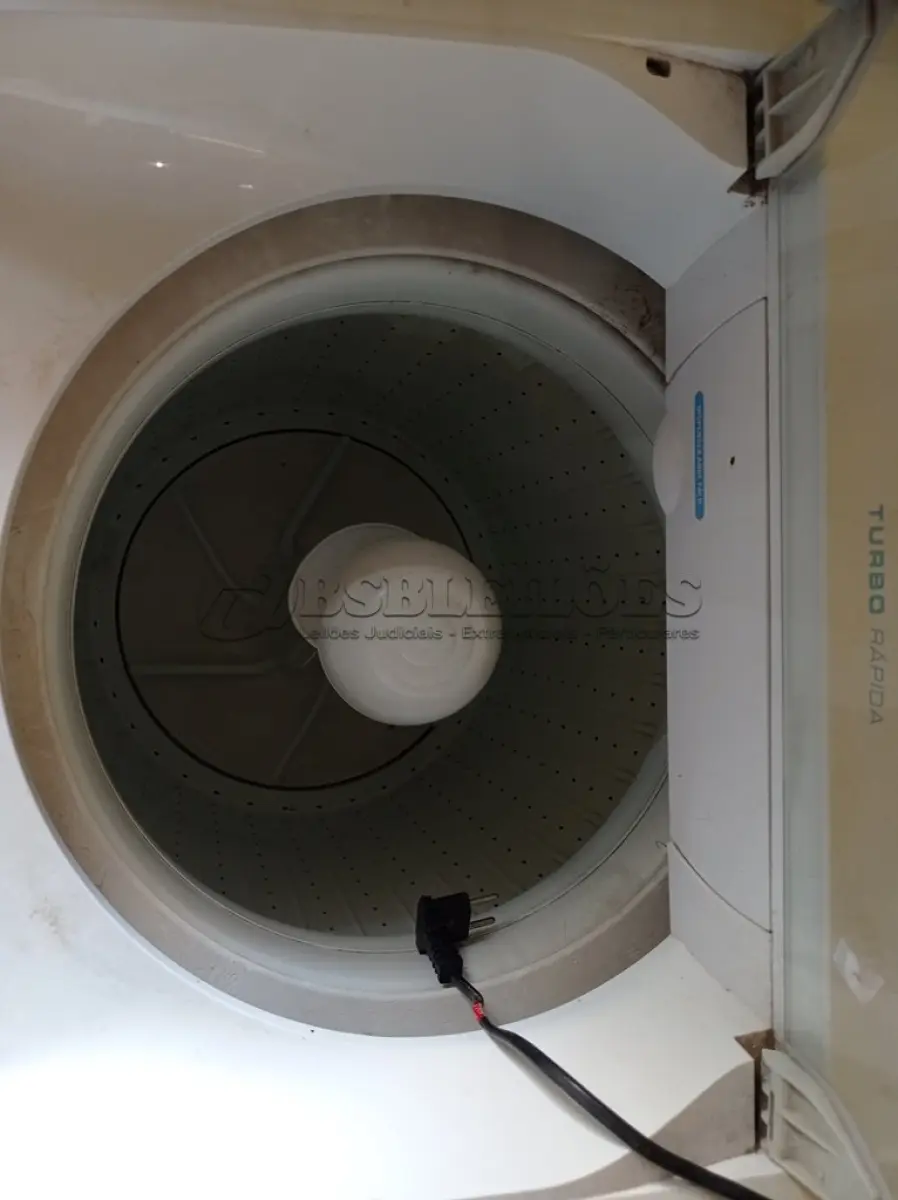 LOTE 346 - 01 MÁQUINA DE LAVAR ROUPAS 10KG MARCA ELECTROLUX 220V. (NO ESTADO) ATENÇÃO! FAZER A VISITAÇÃO ANTES DE ARREMATAR, NÃO SABEMOS SE FUNCIONA. LEILÃO NÃO TEM GARANTIA E NEM DEVOLUÇÃO, SUJEITO A POSSÍVEIS AVARIAS VISÍVEIS/OCULTAS E/OU AUSÊNCIA DE COMPONENTES.