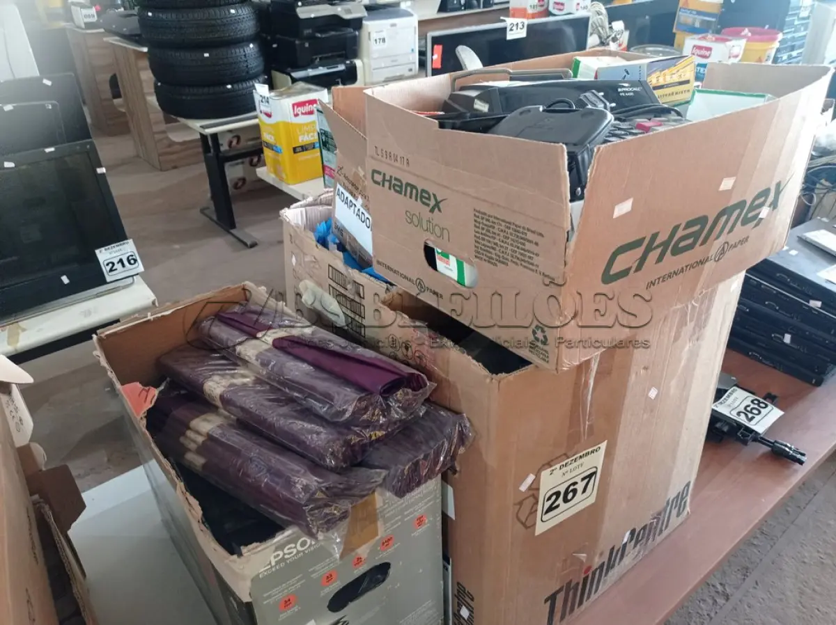 LOTE 267 - 01 LOTE COM GRANDE QUANTIDADE DE MATERIAL DE ESCRITÓRIO DIVERSOS. (NO ESTADO) ATENÇÃO! FAZER A VISITAÇÃO ANTES DE ARREMATAR, NÃO SABEMOS SE FUNCIONA. LEILÃO NÃO TEM GARANTIA E NEM DEVOLUÇÃO, SUJEITO A POSSÍVEIS AVARIAS VISÍVEIS/OCULTAS E/OU AUSÊNCIA DE COMPONENTES.