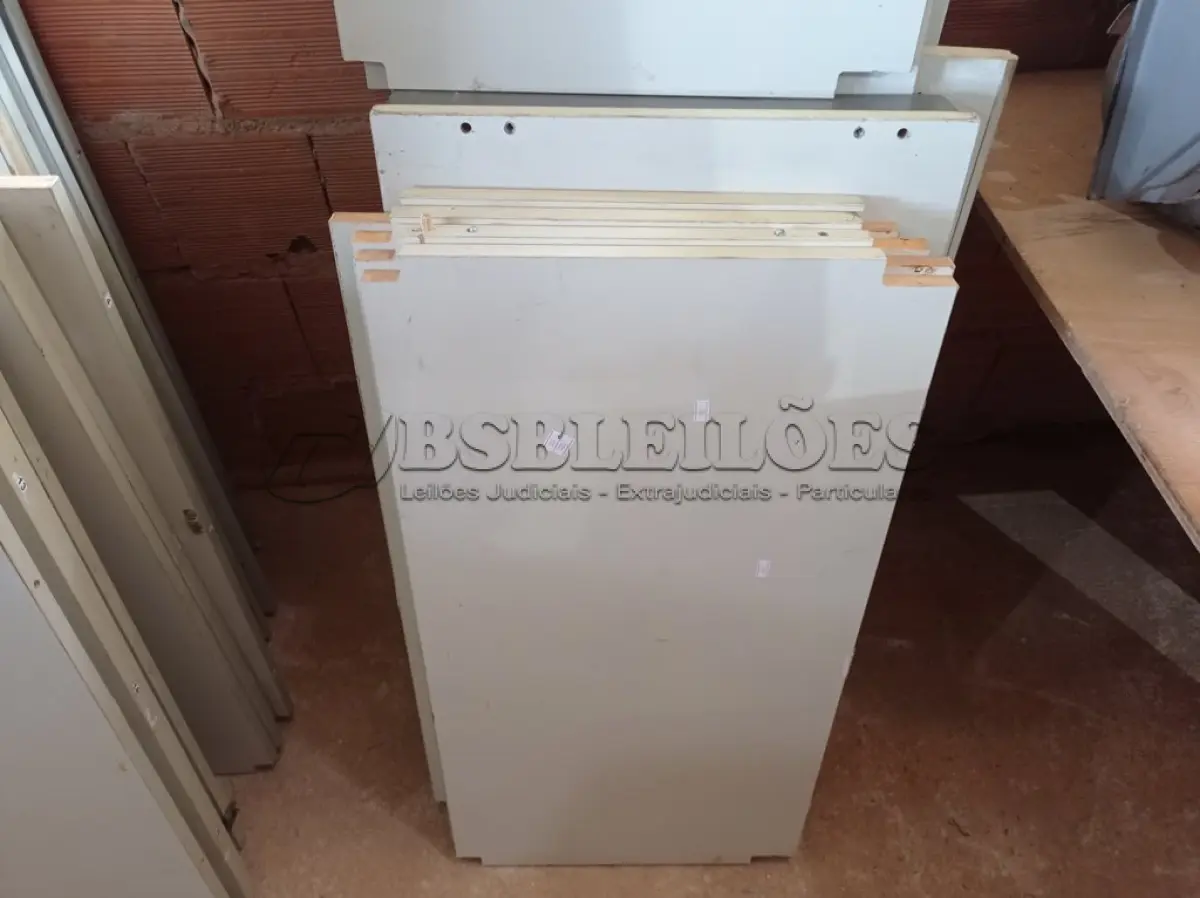 LOTE 391 - 01 ARMÁRIO ALTO EM MADEIRA DESMONTADO. (NO ESTADO) ATENÇÃO! FAZER A VISITAÇÃO ANTES DE ARREMATAR, NÃO SABEMOS SE FUNCIONA. LEILÃO NÃO TEM GARANTIA E NEM DEVOLUÇÃO, SUJEITO A POSSÍVEIS AVARIAS VISÍVEIS/OCULTAS E/OU AUSÊNCIA DE COMPONENTES.