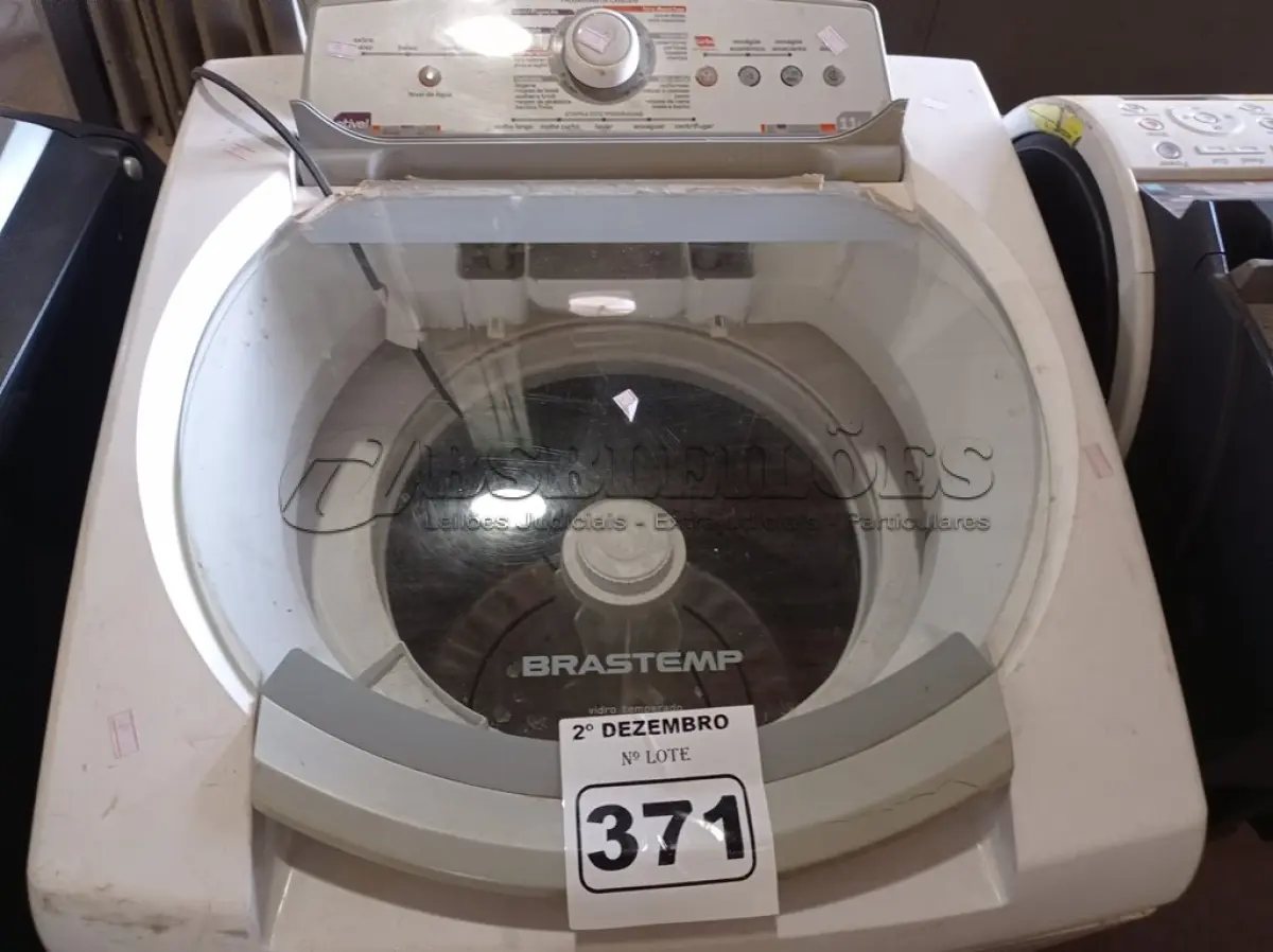LOTE 371 - 01 MÁQUINA DE LAVAR ROUPAS MARCA BRASTEMP 220V. (NO ESTADO) ATENÇÃO! FAZER A VISITAÇÃO ANTES DE ARREMATAR, NÃO SABEMOS SE FUNCIONA. LEILÃO NÃO TEM GARANTIA E NEM DEVOLUÇÃO, SUJEITO A POSSÍVEIS AVARIAS VISÍVEIS/OCULTAS E/OU AUSÊNCIA DE COMPONENTES.