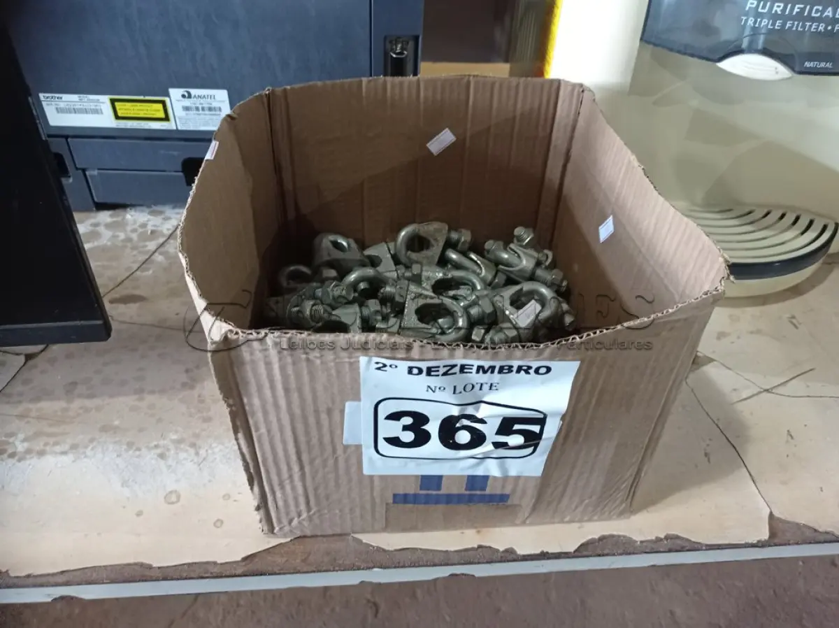 LOTE 365 - 01 LOTE COM VÁRIOS CLIPS PARA CABO DE AÇO 3/8”. (NO ESTADO) ATENÇÃO! FAZER A VISITAÇÃO ANTES DE ARREMATAR, NÃO SABEMOS SE FUNCIONA. LEILÃO NÃO TEM GARANTIA E NEM DEVOLUÇÃO, SUJEITO A POSSÍVEIS AVARIAS VISÍVEIS/OCULTAS E/OU AUSÊNCIA DE COMPONENTES.