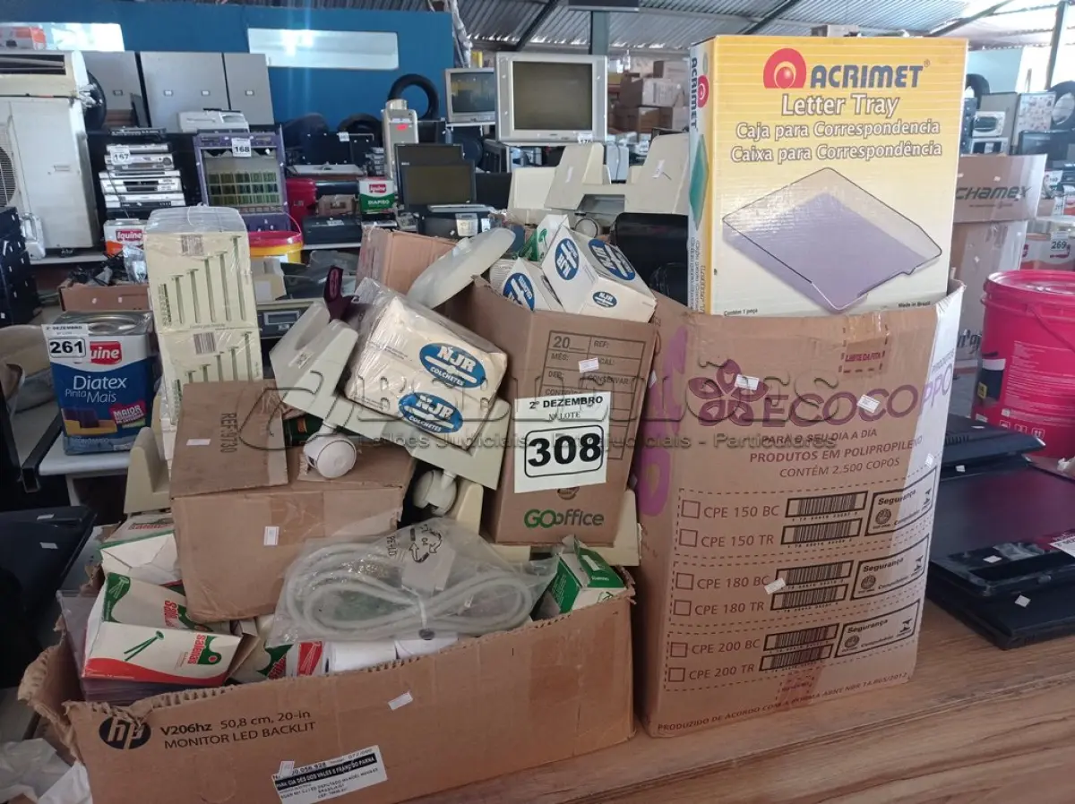 LOTE 308 - 01 LOTE COM GRANDE QUANTIDADE DE MATERIAL DE ESCRITÓRIO DIVERSOS. (NO ESTADO) ATENÇÃO! FAZER A VISITAÇÃO ANTES DE ARREMATAR, NÃO SABEMOS SE FUNCIONA. LEILÃO NÃO TEM GARANTIA E NEM DEVOLUÇÃO, SUJEITO A POSSÍVEIS AVARIAS VISÍVEIS/OCULTAS E/OU AUSÊNCIA DE COMPONENTES.