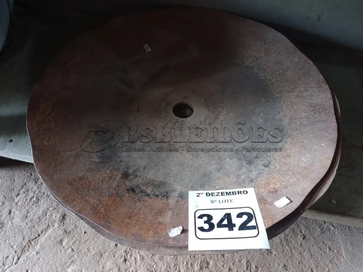 LOTE 342 - 02 DISCOS DE ARADO. (NO ESTADO) ATENÇÃO! FAZER A VISITAÇÃO ANTES DE ARREMATAR, NÃO SABEMOS SE FUNCIONA. LEILÃO NÃO TEM GARANTIA E NEM DEVOLUÇÃO, SUJEITO A POSSÍVEIS AVARIAS VISÍVEIS/OCULTAS E/OU AUSÊNCIA DE COMPONENTES.
