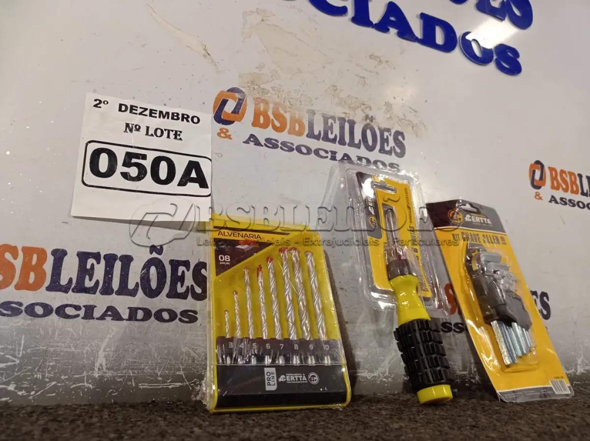 LOTE 050 - 01 KIT DE BROCAS, 01 CHAVE COM 06 PONTAS INTERCAMBIÁVEIS E 01 KIT CHAVE ALLEN. (NO ESTADO) ATENÇÃO! FAZER A VISITAÇÃO ANTES DE ARREMATAR, NÃO SABEMOS SE FUNCIONA. LEILÃO NÃO TEM GARANTIA E NEM DEVOLUÇÃO, SUJEITO A POSSÍVEIS AVARIAS VISÍVEIS/OCULTAS E/OU AUSÊNCIA DE COMPONENTES.