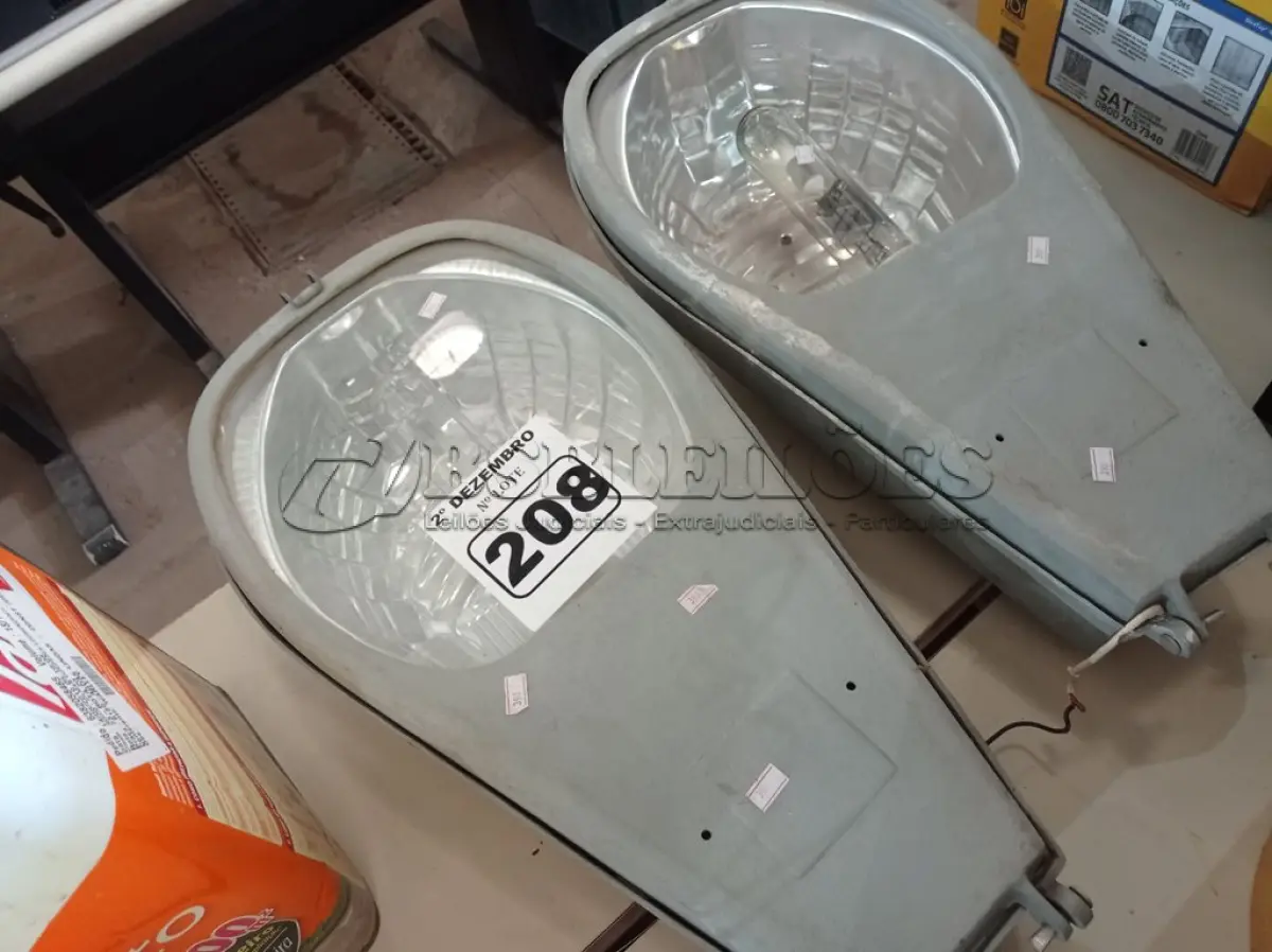 LOTE 208 - 02 LUMINÁRIAS DE PÁTIO. (NO ESTADO) ATENÇÃO! FAZER A VISITAÇÃO ANTES DE ARREMATAR, NÃO SABEMOS SE FUNCIONA. LEILÃO NÃO TEM GARANTIA E NEM DEVOLUÇÃO, SUJEITO A POSSÍVEIS AVARIAS VISÍVEIS/OCULTAS E/OU AUSÊNCIA DE COMPONENTES.