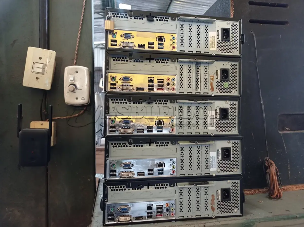 LOTE 335 - 05 CPU’S MARCAS POSITIVO. (NO ESTADO) ATENÇÃO! FAZER A VISITAÇÃO ANTES DE ARREMATAR, NÃO SABEMOS SE FUNCIONA. LEILÃO NÃO TEM GARANTIA E NEM DEVOLUÇÃO, SUJEITO A POSSÍVEIS AVARIAS VISÍVEIS/OCULTAS E/OU AUSÊNCIA DE COMPONENTES.