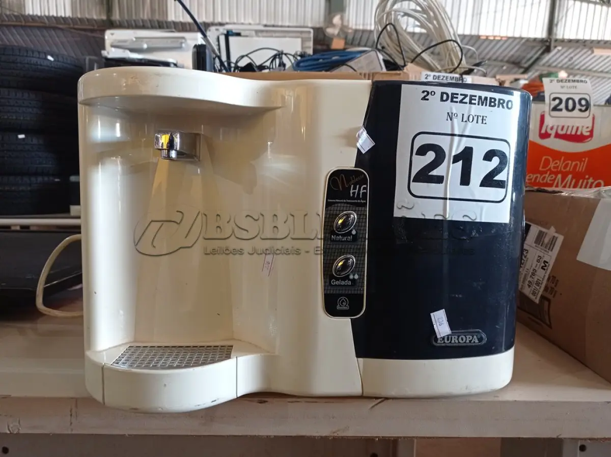 LOTE 212 - 01 PURIFICADOR DE ÁGUA REFRIGERADO MARCA EUROPA 220V. (NO ESTADO) ATENÇÃO! FAZER A VISITAÇÃO ANTES DE ARREMATAR, NÃO SABEMOS SE FUNCIONA. LEILÃO NÃO TEM GARANTIA E NEM DEVOLUÇÃO, SUJEITO A POSSÍVEIS AVARIAS VISÍVEIS/OCULTAS E/OU AUSÊNCIA DE COMPONENTES.