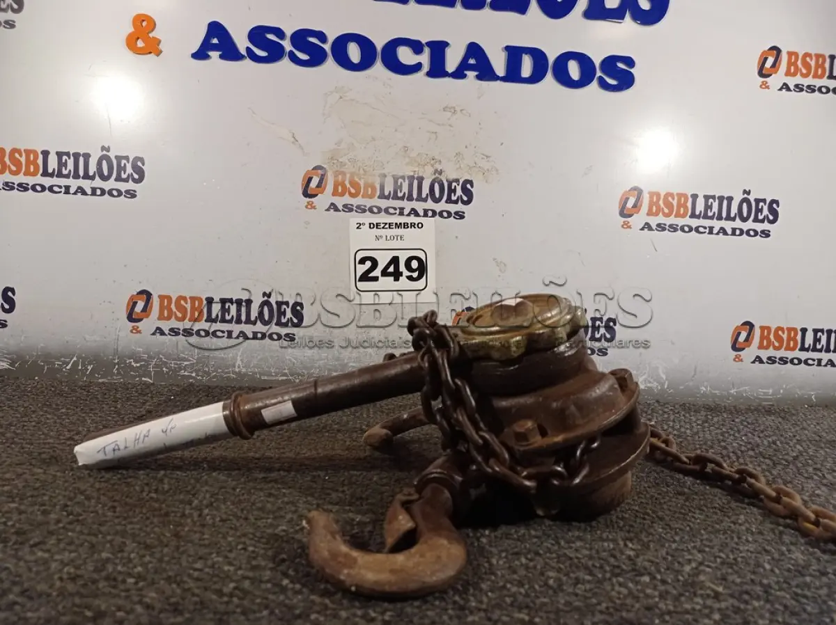 LOTE 249 - 01 TALHA MANUAL DE CORRENTE. (NO ESTADO) ATENÇÃO! FAZER A VISITAÇÃO ANTES DE ARREMATAR, NÃO SABEMOS SE FUNCIONA. LEILÃO NÃO TEM GARANTIA E NEM DEVOLUÇÃO, SUJEITO A POSSÍVEIS AVARIAS VISÍVEIS/OCULTAS E/OU AUSÊNCIA DE COMPONENTES.
