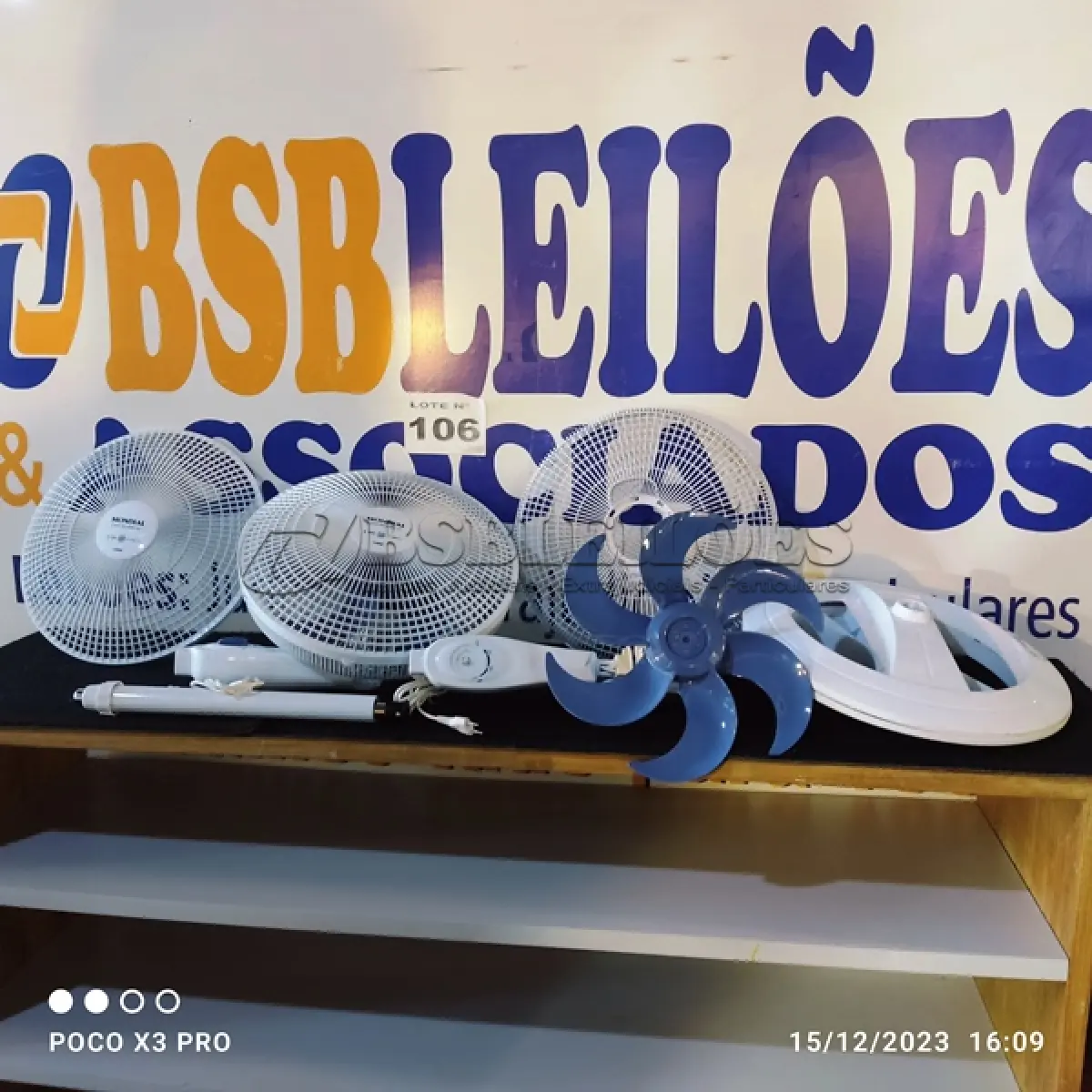 LOTE 106 - 02 – VENTILADORES DE COLUNAS (NO ESTADO, NÃO SABEMOS SE FUNCIONA. LEILÃO NÃO TEM GARANTIA E NEM DEVOLUÇÃO, SUJEITO A POSSÍVEIS AVARIAS VISÍVEIS/OCULTAS E/OU AUSÊNCIA DE COMPONENTES)