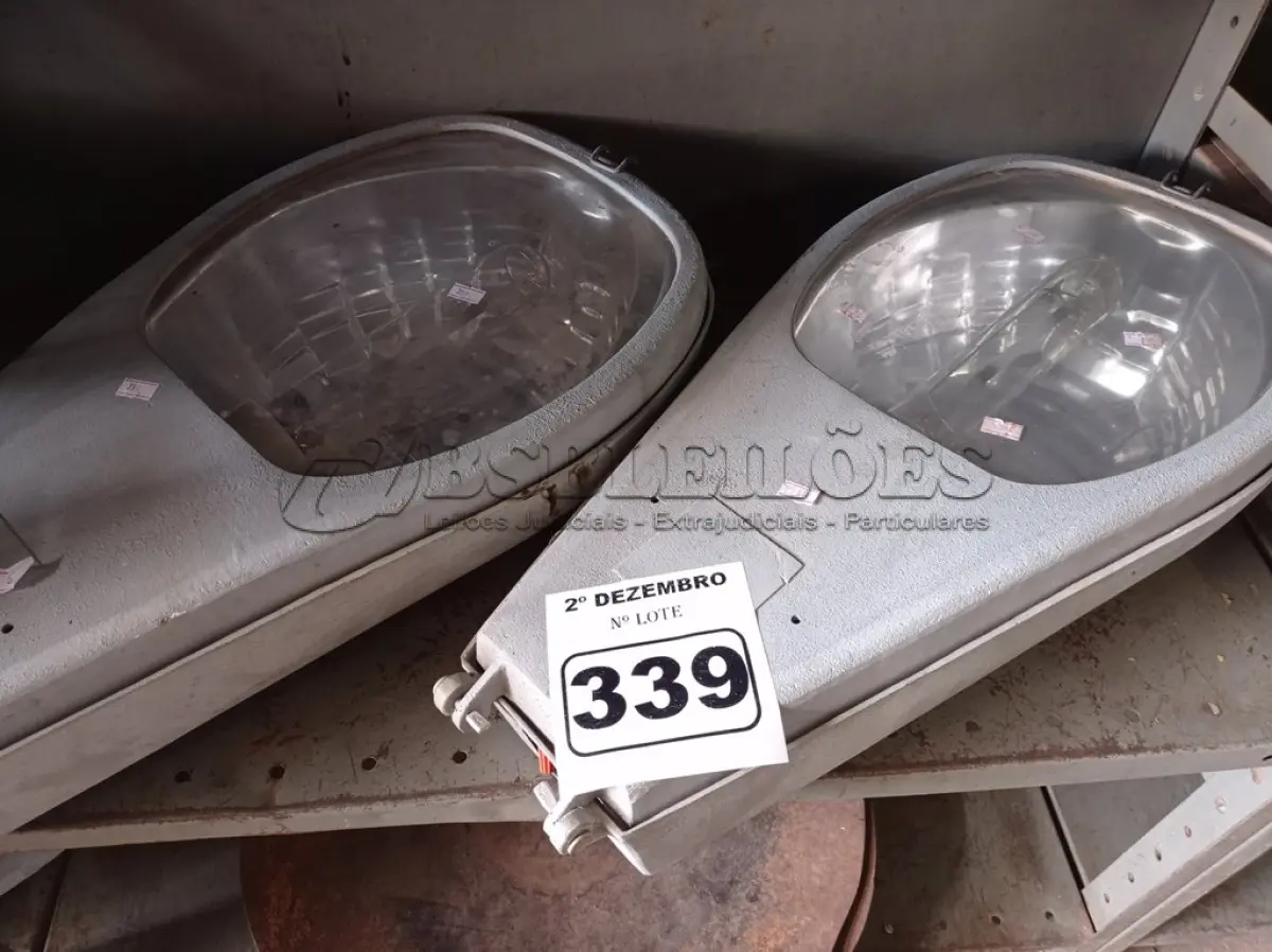 LOTE 339 - 02 LUMINÁRIAS PUBLICAS DE POSTE. (NO ESTADO) ATENÇÃO! FAZER A VISITAÇÃO ANTES DE ARREMATAR, NÃO SABEMOS SE FUNCIONA. LEILÃO NÃO TEM GARANTIA E NEM DEVOLUÇÃO, SUJEITO A POSSÍVEIS AVARIAS VISÍVEIS/OCULTAS E/OU AUSÊNCIA DE COMPONENTES.