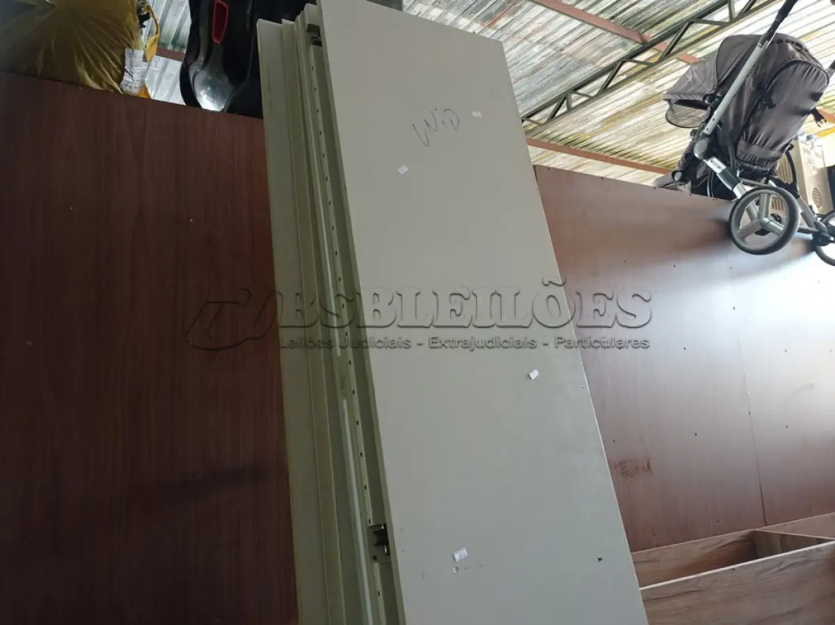 LOTE 320 - 01 ARMÁRIO ALTO EM MADEIRA DESMONTADO. (NO ESTADO) ATENÇÃO! FAZER A VISITAÇÃO ANTES DE ARREMATAR, NÃO SABEMOS SE FUNCIONA. LEILÃO NÃO TEM GARANTIA E NEM DEVOLUÇÃO, SUJEITO A POSSÍVEIS AVARIAS VISÍVEIS/OCULTAS E/OU AUSÊNCIA DE COMPONENTES.
