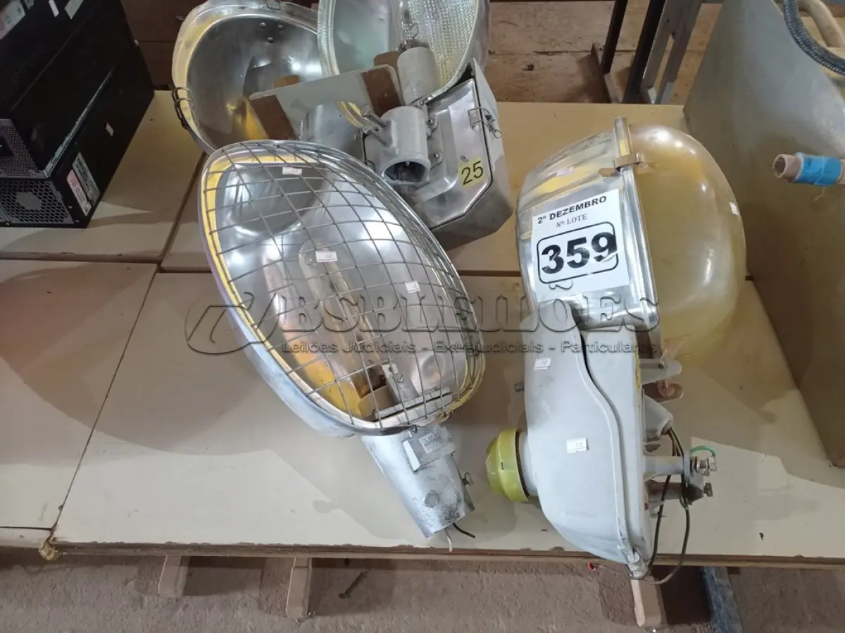 LOTE 359 - 04 LUMINÁRIAS PÚBLICAS DE POSTE. (NO ESTADO) ATENÇÃO! FAZER A VISITAÇÃO ANTES DE ARREMATAR, NÃO SABEMOS SE FUNCIONA. LEILÃO NÃO TEM GARANTIA E NEM DEVOLUÇÃO, SUJEITO A POSSÍVEIS AVARIAS VISÍVEIS/OCULTAS E/OU AUSÊNCIA DE COMPONENTES.