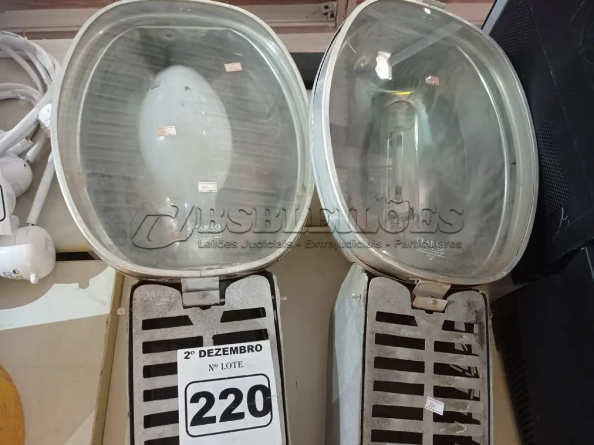 LOTE 220 - 02 LUMINÁRIAS DE PÁTIO. (NO ESTADO) ATENÇÃO! FAZER A VISITAÇÃO ANTES DE ARREMATAR, NÃO SABEMOS SE FUNCIONA. LEILÃO NÃO TEM GARANTIA E NEM DEVOLUÇÃO, SUJEITO A POSSÍVEIS AVARIAS VISÍVEIS/OCULTAS E/OU AUSÊNCIA DE COMPONENTES.