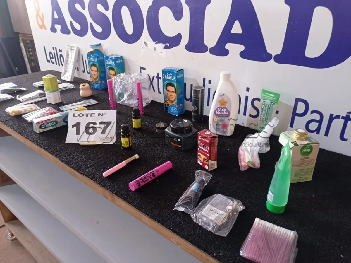 LOTE 167 - 35 – COSMÉTICOS DIVERSOS (APROXIMADAMENTE) (NO ESTADO, NÃO SABEMOS SE FUNCIONA. LEILÃO NÃO TEM GARANTIA E NEM DEVOLUÇÃO, SUJEITO A POSSÍVEIS AVARIAS VISÍVEIS/OCULTAS E/OU AUSÊNCIA DE COMPONENTES)