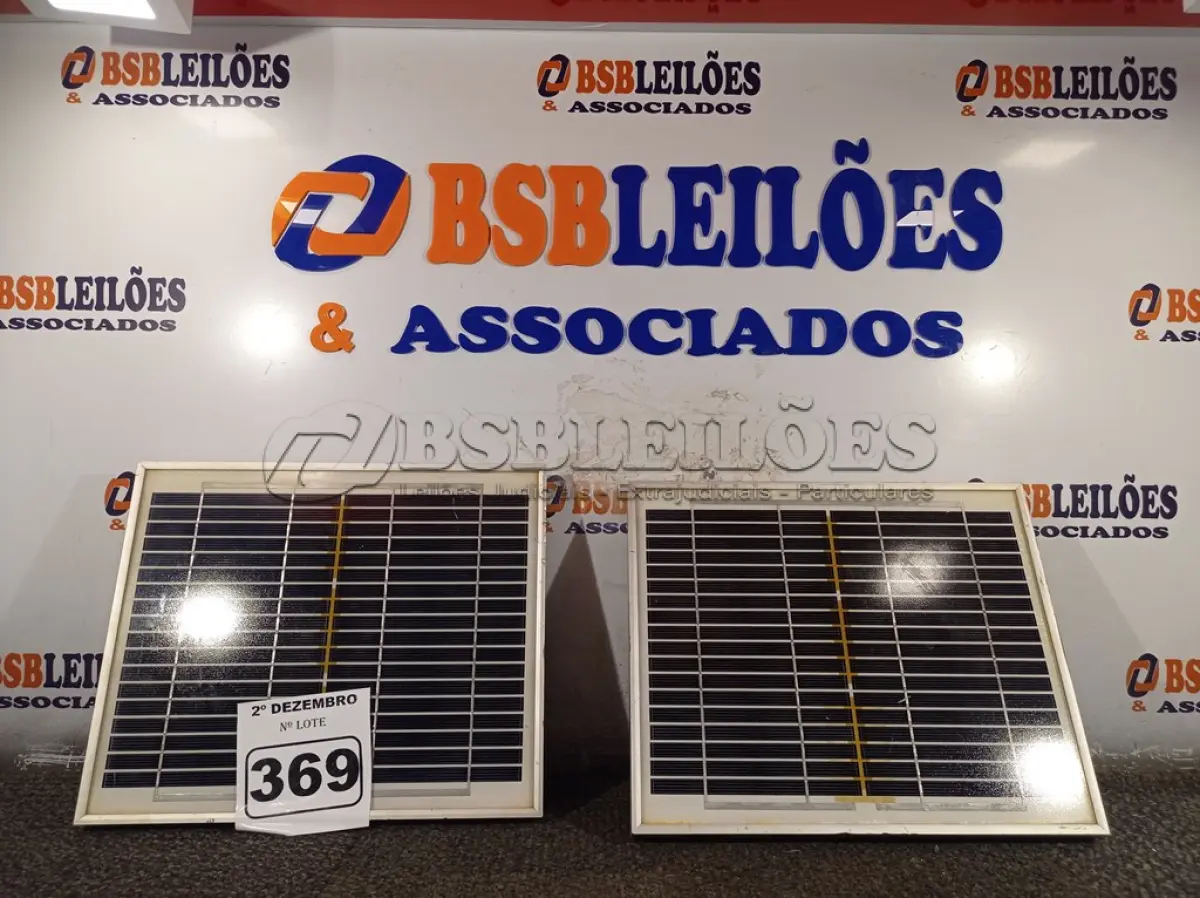 LOTE 369 - 02 PAINÉIS SOLARES 18V 10W.  (NO ESTADO) ATENÇÃO! FAZER A VISITAÇÃO ANTES DE ARREMATAR, NÃO SABEMOS SE FUNCIONA. LEILÃO NÃO TEM GARANTIA E NEM DEVOLUÇÃO, SUJEITO A POSSÍVEIS AVARIAS VISÍVEIS/OCULTAS E/OU AUSÊNCIA DE COMPONENTES.