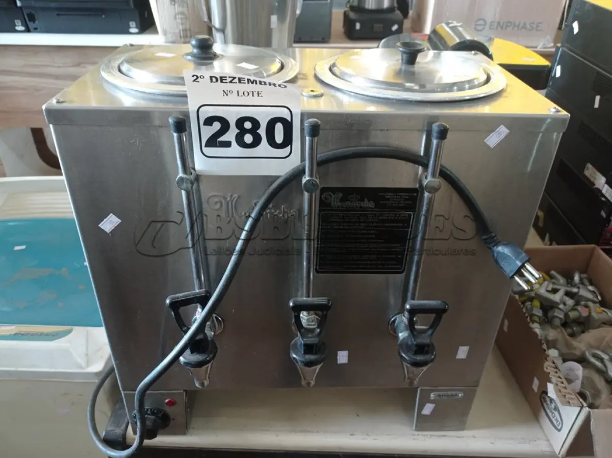 LOTE 280 - 01 CAFETEIRA MARCA MONARCHA. (NO ESTADO) ATENÇÃO! FAZER A VISITAÇÃO ANTES DE ARREMATAR, NÃO SABEMOS SE FUNCIONA. LEILÃO NÃO TEM GARANTIA E NEM DEVOLUÇÃO, SUJEITO A POSSÍVEIS AVARIAS VISÍVEIS/OCULTAS E/OU AUSÊNCIA DE COMPONENTES.
