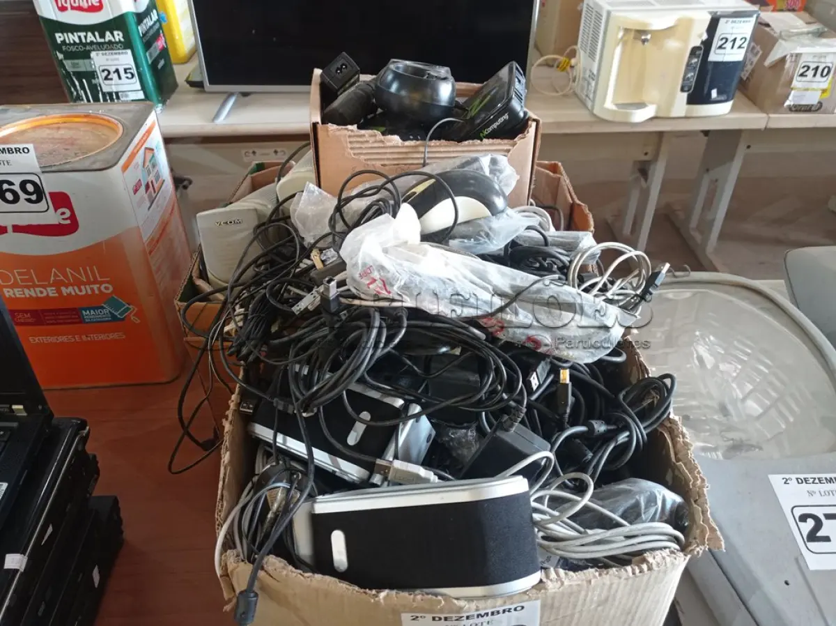 LOTE 271 - 01 LOTE COM GRANDE QUANTIDADE DE CABOS E PERIFÉRICOS DE INFORMÁTICA DIVERSOS. (NO ESTADO) ATENÇÃO! FAZER A VISITAÇÃO ANTES DE ARREMATAR, NÃO SABEMOS SE FUNCIONA. LEILÃO NÃO TEM GARANTIA E NEM DEVOLUÇÃO, SUJEITO A POSSÍVEIS AVARIAS VISÍVEIS/OCULTAS E/OU AUSÊNCIA DE COMPONENTES.