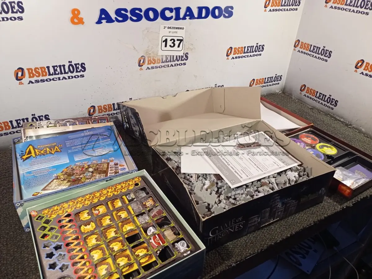 LOTE 137 - 03 JOGOS DE TABULEIRO. (NO ESTADO) ATENÇÃO! FAZER A VISITAÇÃO ANTES DE ARREMATAR, NÃO SABEMOS SE FUNCIONA. LEILÃO NÃO TEM GARANTIA E NEM DEVOLUÇÃO, SUJEITO A POSSÍVEIS AVARIAS VISÍVEIS/OCULTAS E/OU AUSÊNCIA DE COMPONENTES.