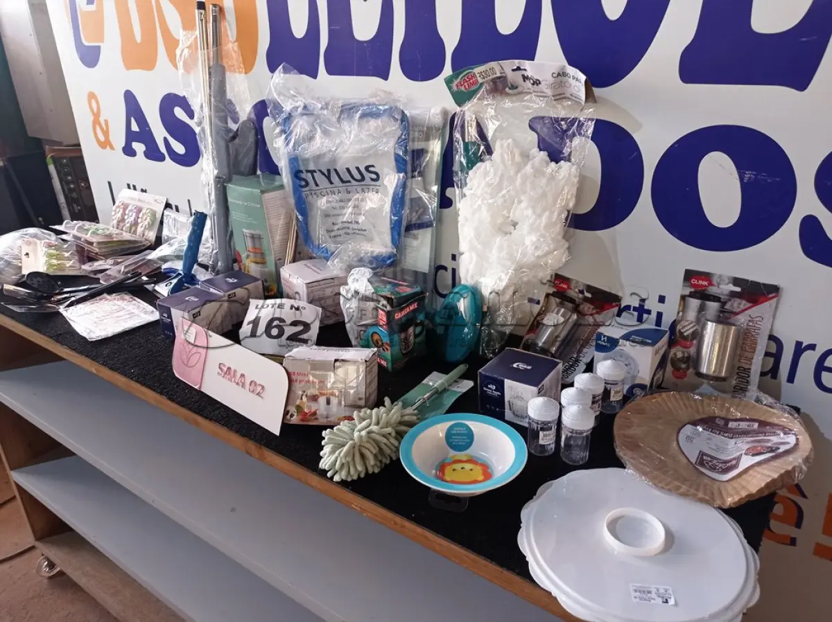LOTE 162 - 40 - UTENSÍLIOS DOMÉSTICOS (APROXIMADAMENTE)(NO ESTADO, NÃO SABEMOS SE FUNCIONA. LEILÃO NÃO TEM GARANTIA E NEM DEVOLUÇÃO, SUJEITO A POSSÍVEIS AVARIAS VISÍVEIS/OCULTAS E/OU AUSÊNCIA DE COMPONENTES)