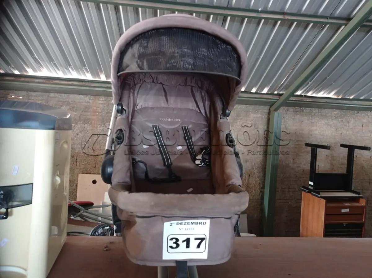 LOTE 317 - 01 CARRINHO DE BEBE. (NO ESTADO) ATENÇÃO! FAZER A VISITAÇÃO ANTES DE ARREMATAR, NÃO SABEMOS SE FUNCIONA. LEILÃO NÃO TEM GARANTIA E NEM DEVOLUÇÃO, SUJEITO A POSSÍVEIS AVARIAS VISÍVEIS/OCULTAS E/OU AUSÊNCIA DE COMPONENTES.