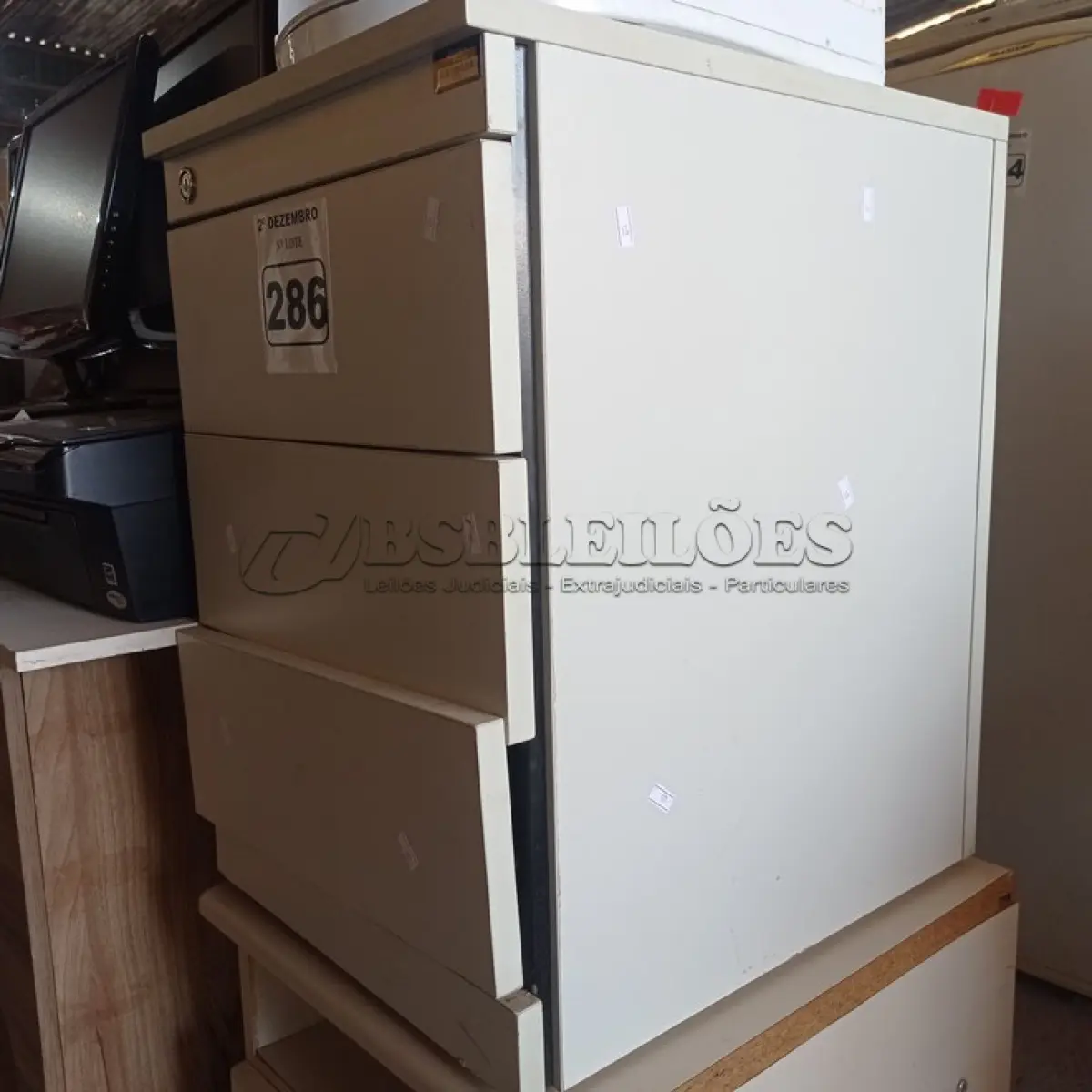 LOTE 286 - 02 GAVETEIROS COM 03 GAVETAS. (NO ESTADO) ATENÇÃO! FAZER A VISITAÇÃO ANTES DE ARREMATAR, NÃO SABEMOS SE FUNCIONA. LEILÃO NÃO TEM GARANTIA E NEM DEVOLUÇÃO, SUJEITO A POSSÍVEIS AVARIAS VISÍVEIS/OCULTAS E/OU AUSÊNCIA DE COMPONENTES.