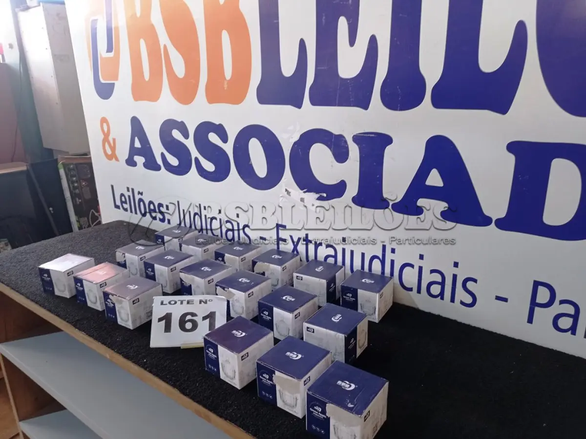LOTE 161 - 18 – MINI BOMBONIERE EM VIDRO (NO ESTADO, NÃO SABEMOS SE FUNCIONA. LEILÃO NÃO TEM GARANTIA E NEM DEVOLUÇÃO, SUJEITO A POSSÍVEIS AVARIAS VISÍVEIS/OCULTAS E/OU AUSÊNCIA DE COMPONENTES)