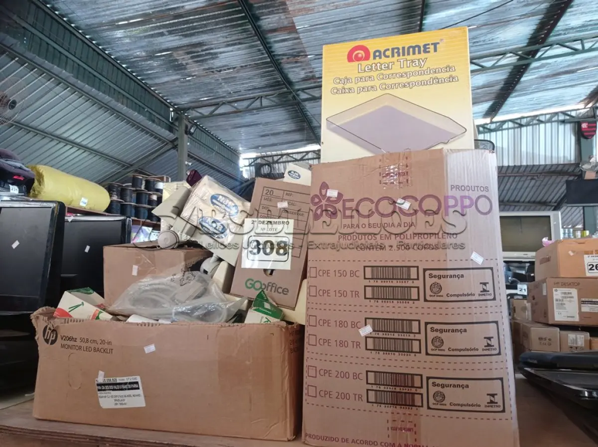 LOTE 308 - 01 LOTE COM GRANDE QUANTIDADE DE MATERIAL DE ESCRITÓRIO DIVERSOS. (NO ESTADO) ATENÇÃO! FAZER A VISITAÇÃO ANTES DE ARREMATAR, NÃO SABEMOS SE FUNCIONA. LEILÃO NÃO TEM GARANTIA E NEM DEVOLUÇÃO, SUJEITO A POSSÍVEIS AVARIAS VISÍVEIS/OCULTAS E/OU AUSÊNCIA DE COMPONENTES.