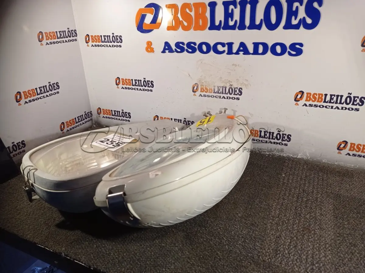 LOTE 255 - 02 LUMINÁRIAS DE PÁTIO. (NO ESTADO) ATENÇÃO! FAZER A VISITAÇÃO ANTES DE ARREMATAR, NÃO SABEMOS SE FUNCIONA. LEILÃO NÃO TEM GARANTIA E NEM DEVOLUÇÃO, SUJEITO A POSSÍVEIS AVARIAS VISÍVEIS/OCULTAS E/OU AUSÊNCIA DE COMPONENTES.