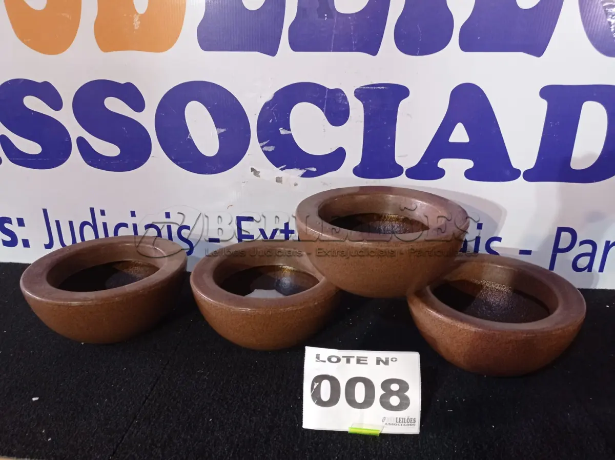 LOTE 008 - 04 - VASOS DE PLANTAS (NO ESTADO, NÃO SABEMOS SE FUNCIONA. LEILÃO NÃO TEM GARANTIA E NEM DEVOLUÇÃO, SUJEITO A POSSÍVEIS AVARIAS VISÍVEIS/OCULTAS E/OU AUSÊNCIA DE COMPONENTES)