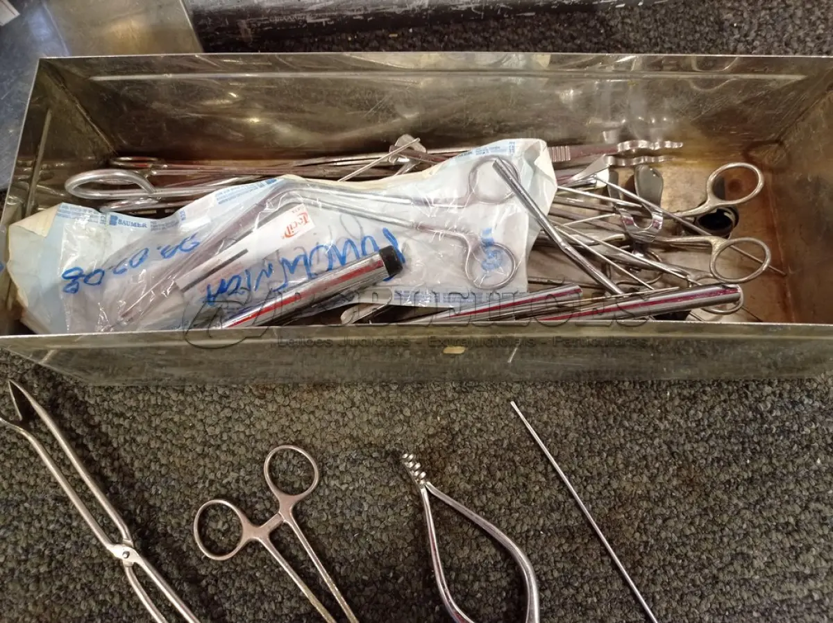 LOTE 428 - 01 LOTE COM INSTRUMENTAIS ODONTOLÓGICOS. (NO ESTADO) ATENÇÃO! FAZER A VISITAÇÃO ANTES DE ARREMATAR, NÃO SABEMOS SE FUNCIONA. LEILÃO NÃO TEM GARANTIA E NEM DEVOLUÇÃO, SUJEITO A POSSÍVEIS AVARIAS VISÍVEIS/OCULTAS E/OU AUSÊNCIA DE COMPONENTES.